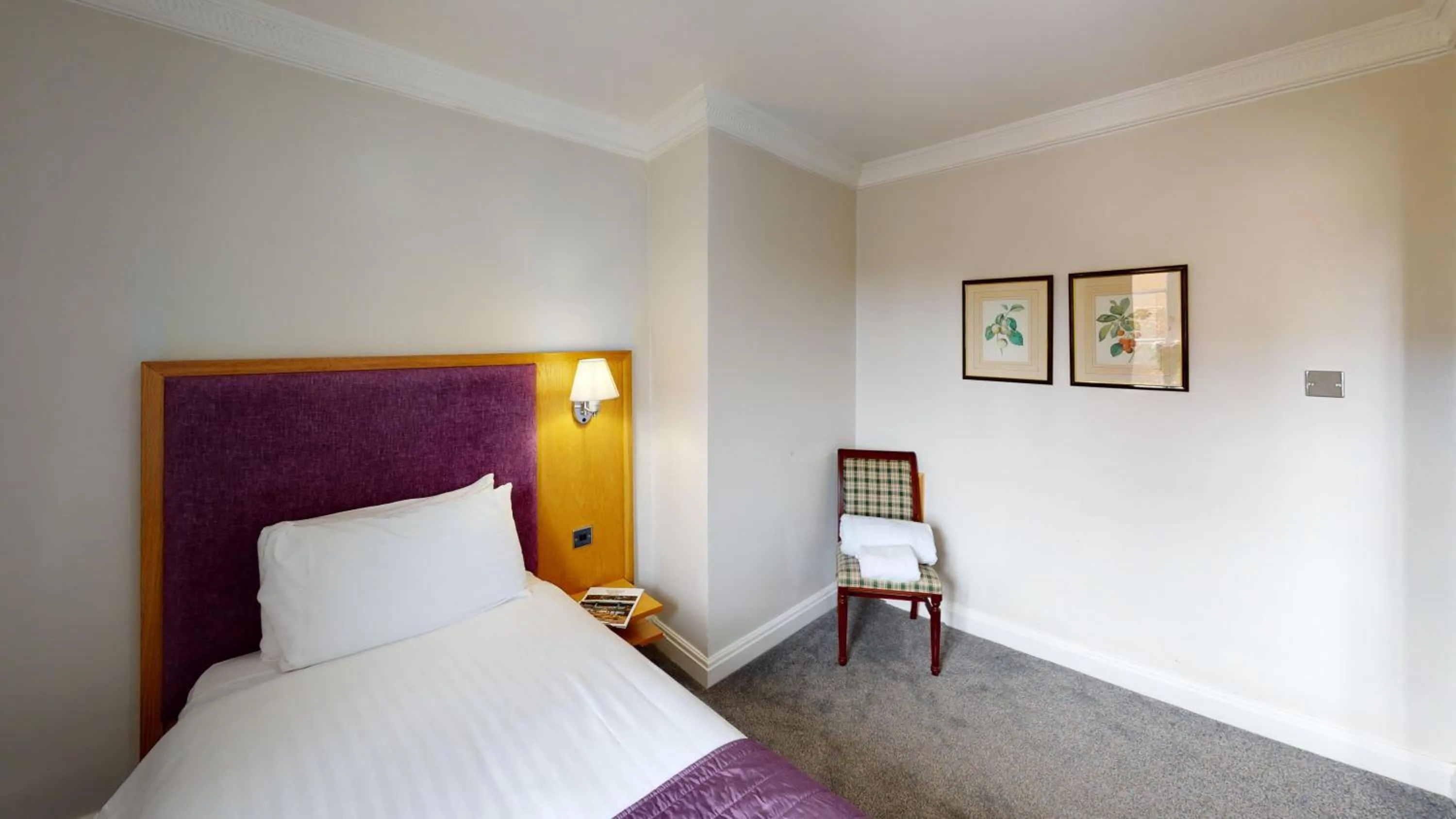 Bedroom, Bed in The Chequers Hotel