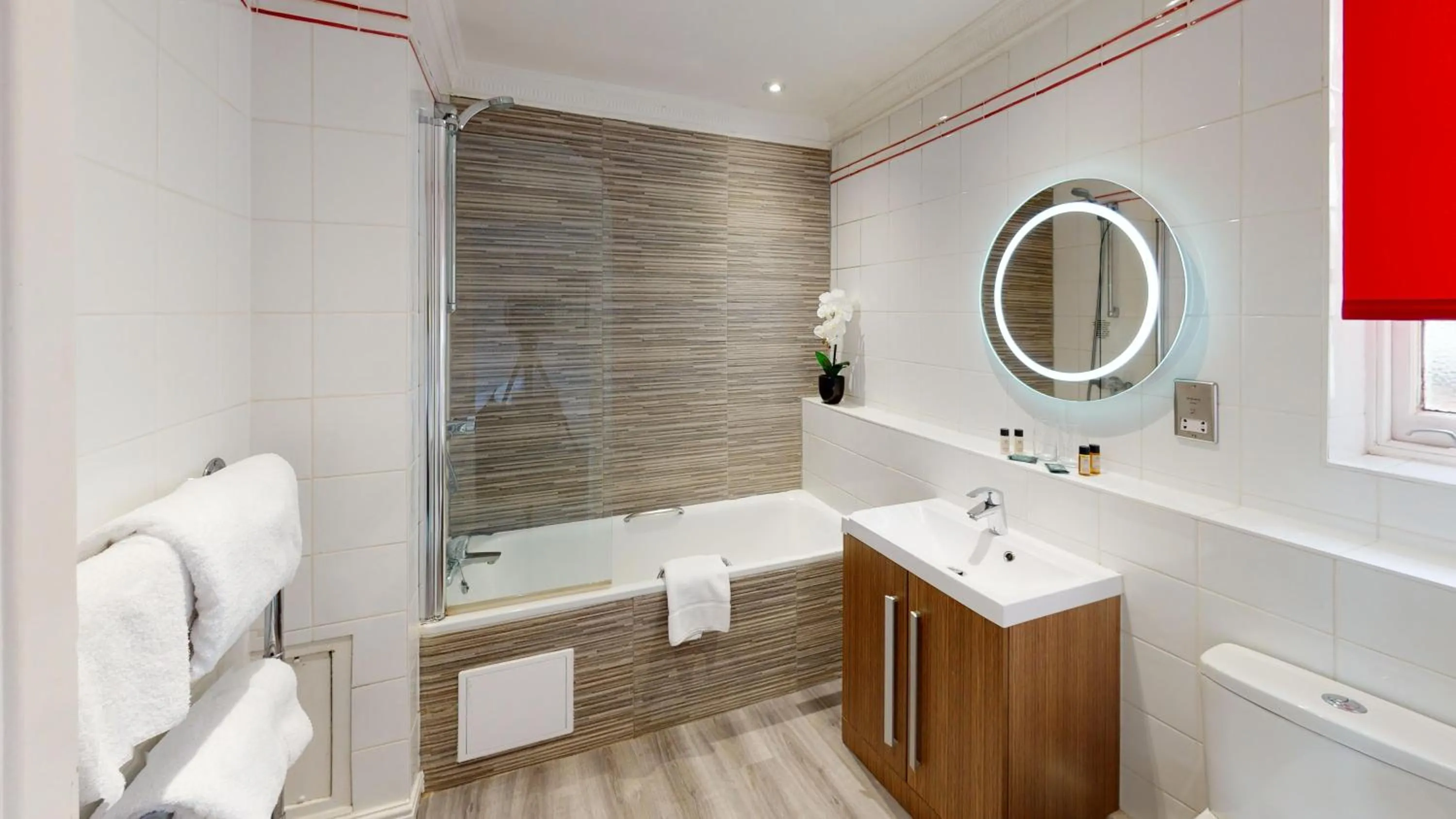 Bathroom in The Chequers Hotel