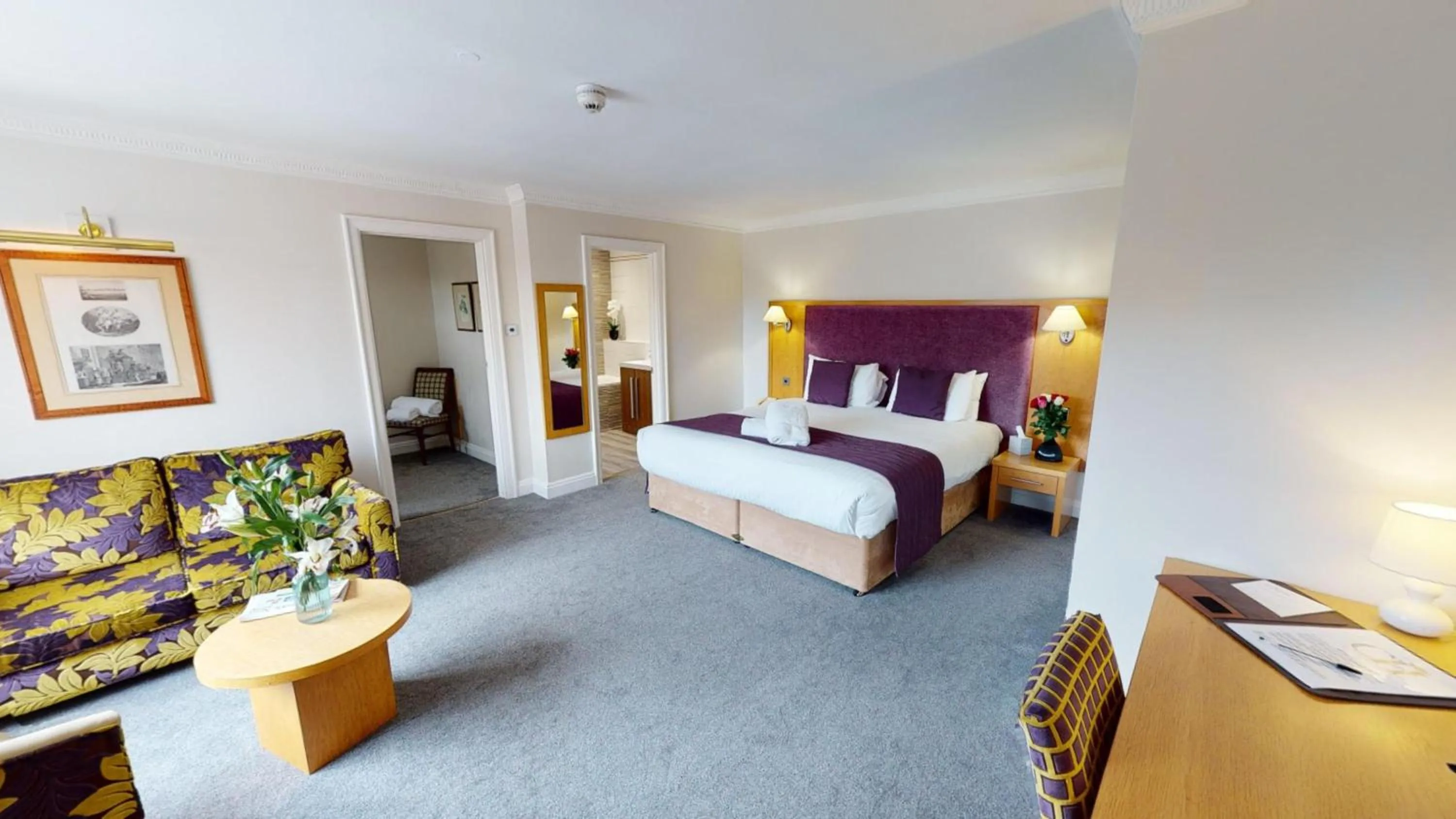 Photo of the whole room, Bed in The Chequers Hotel