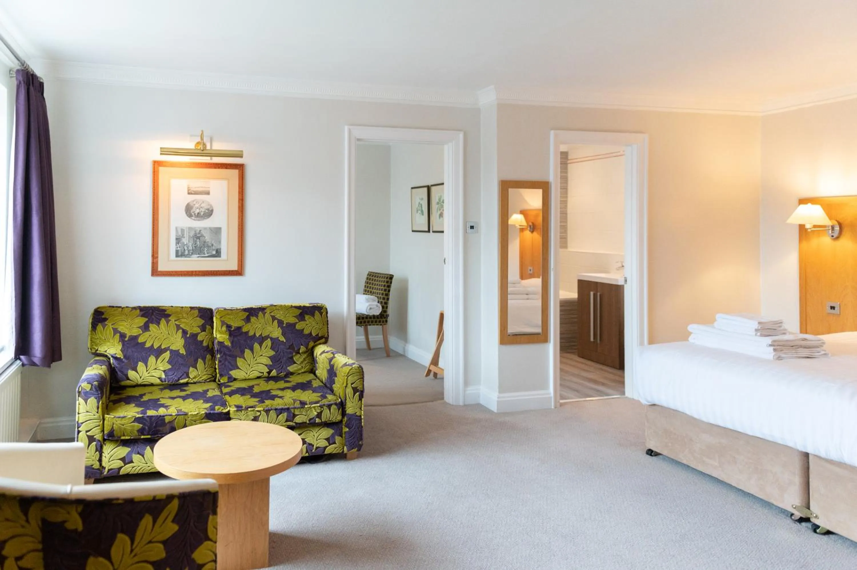 Photo of the whole room, Bed in The Chequers Hotel