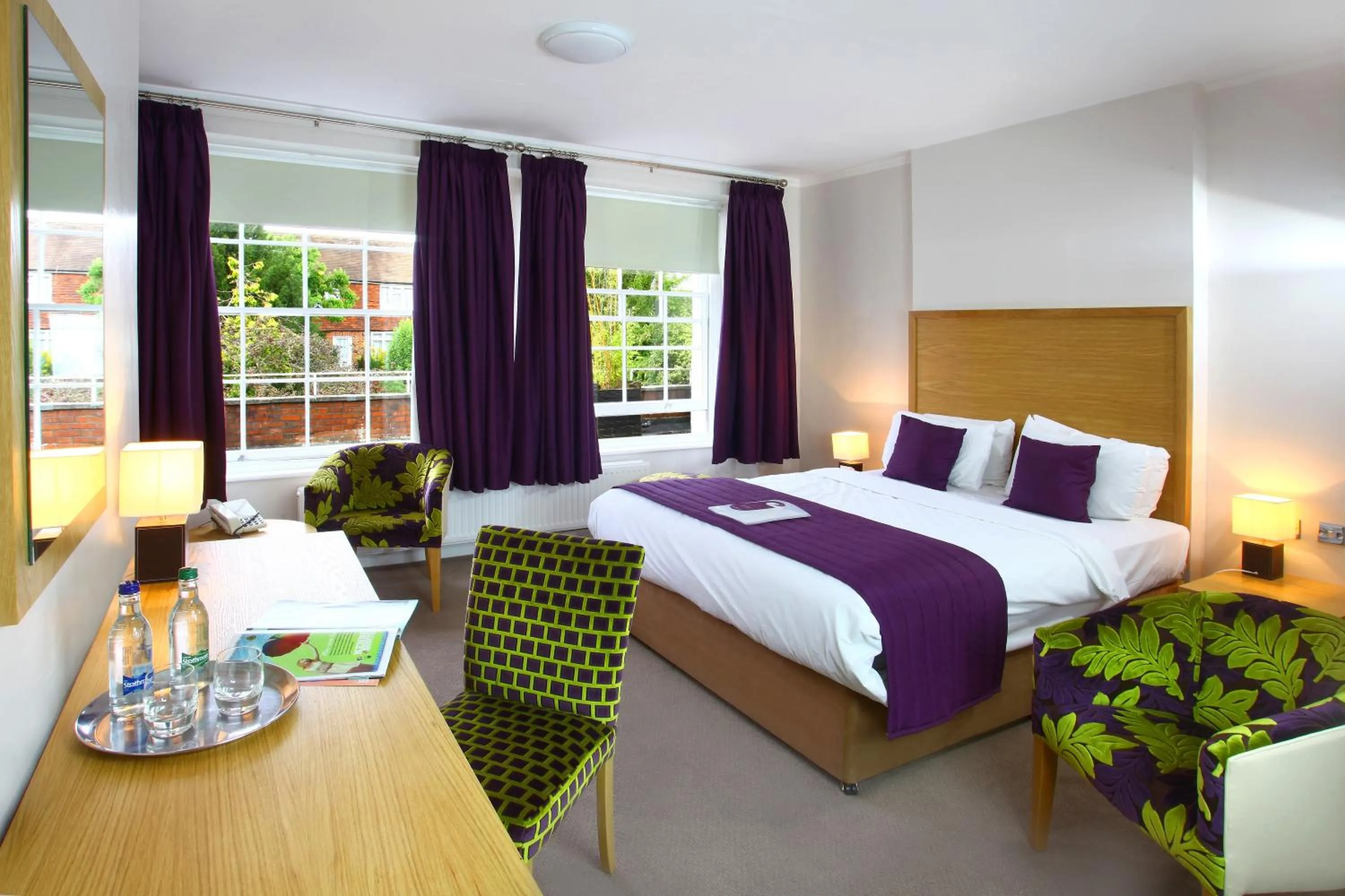 Photo of the whole room, Bed in The Chequers Hotel