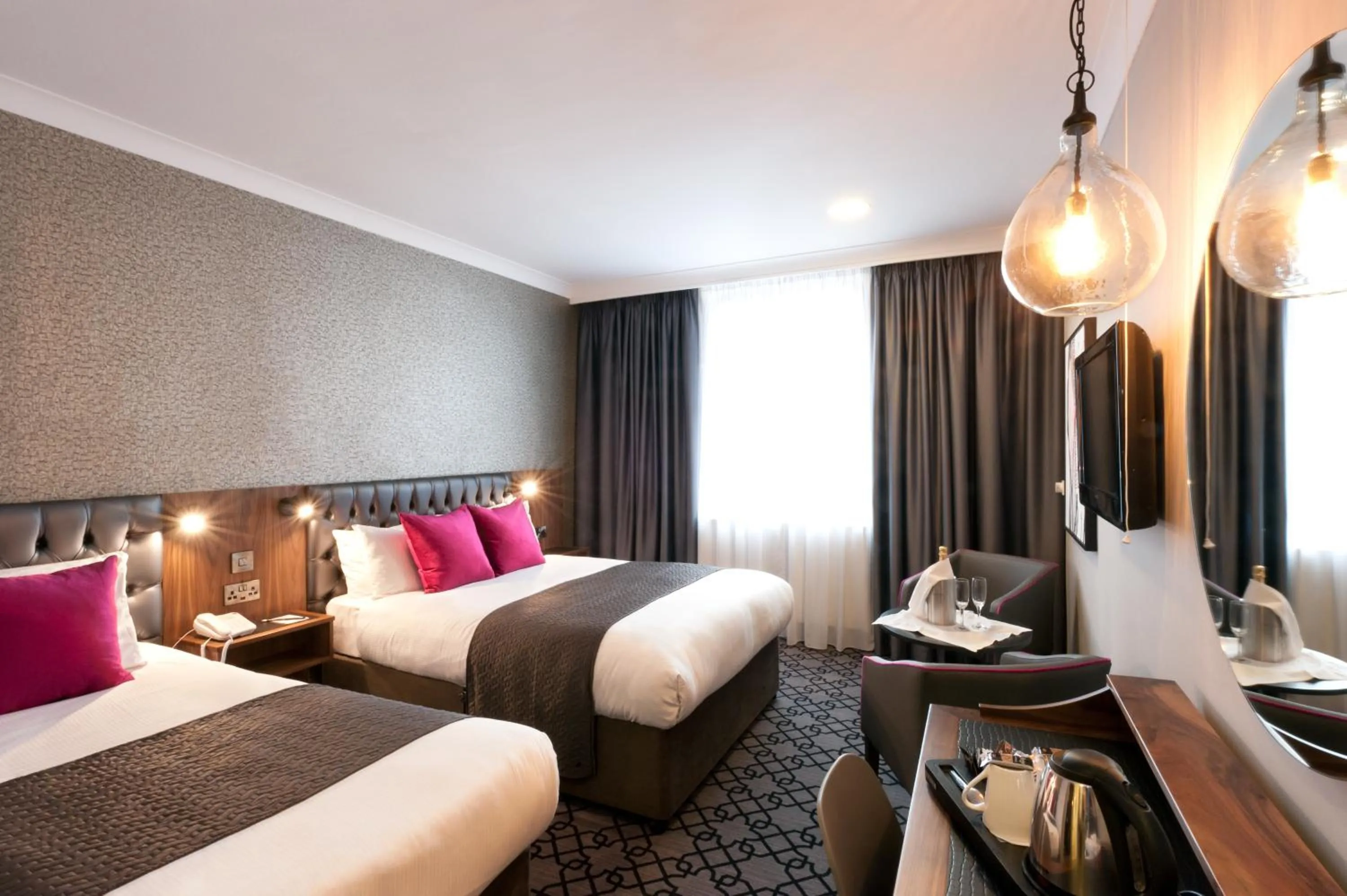 Bedroom, Bed in Majestic Hotel