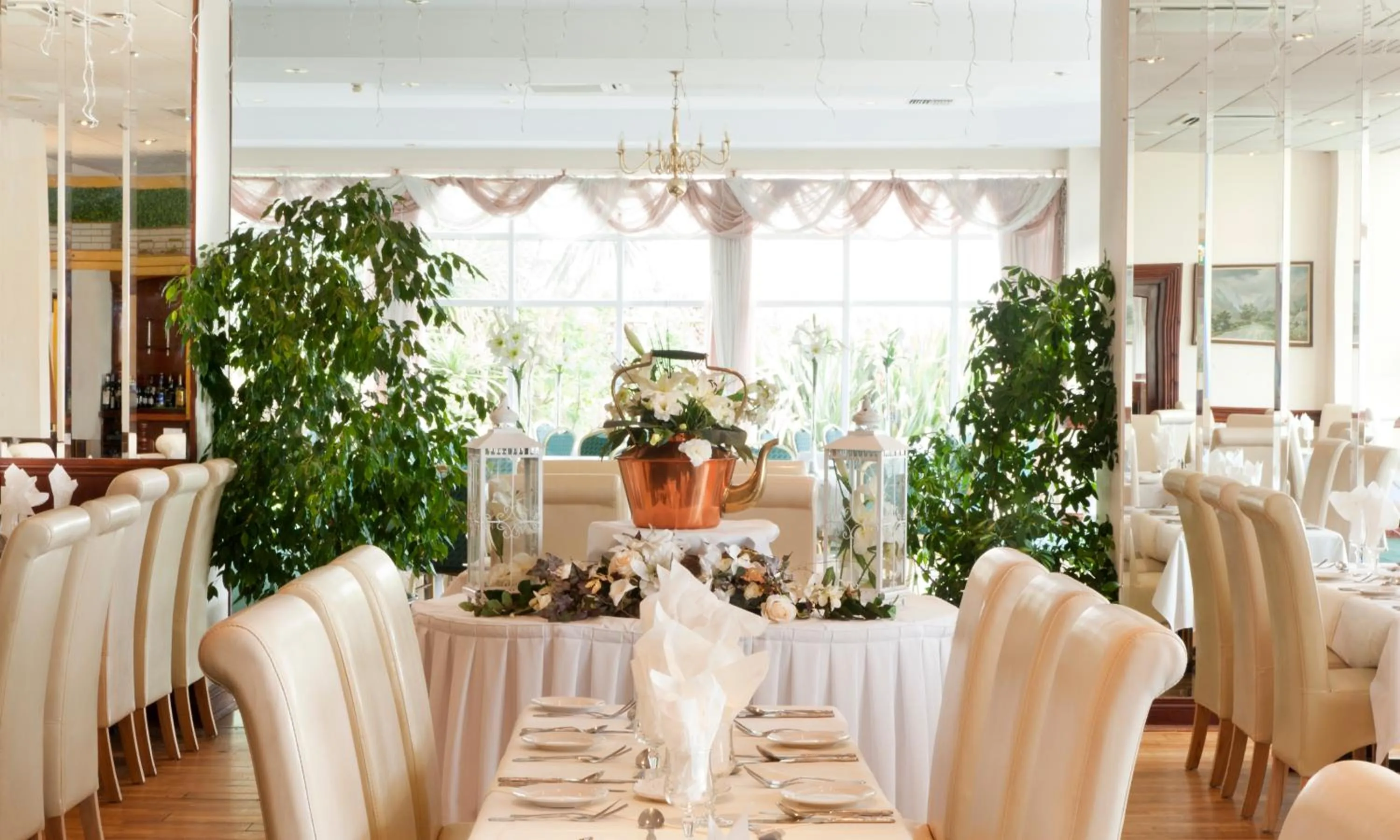 Restaurant/places to eat in Majestic Hotel