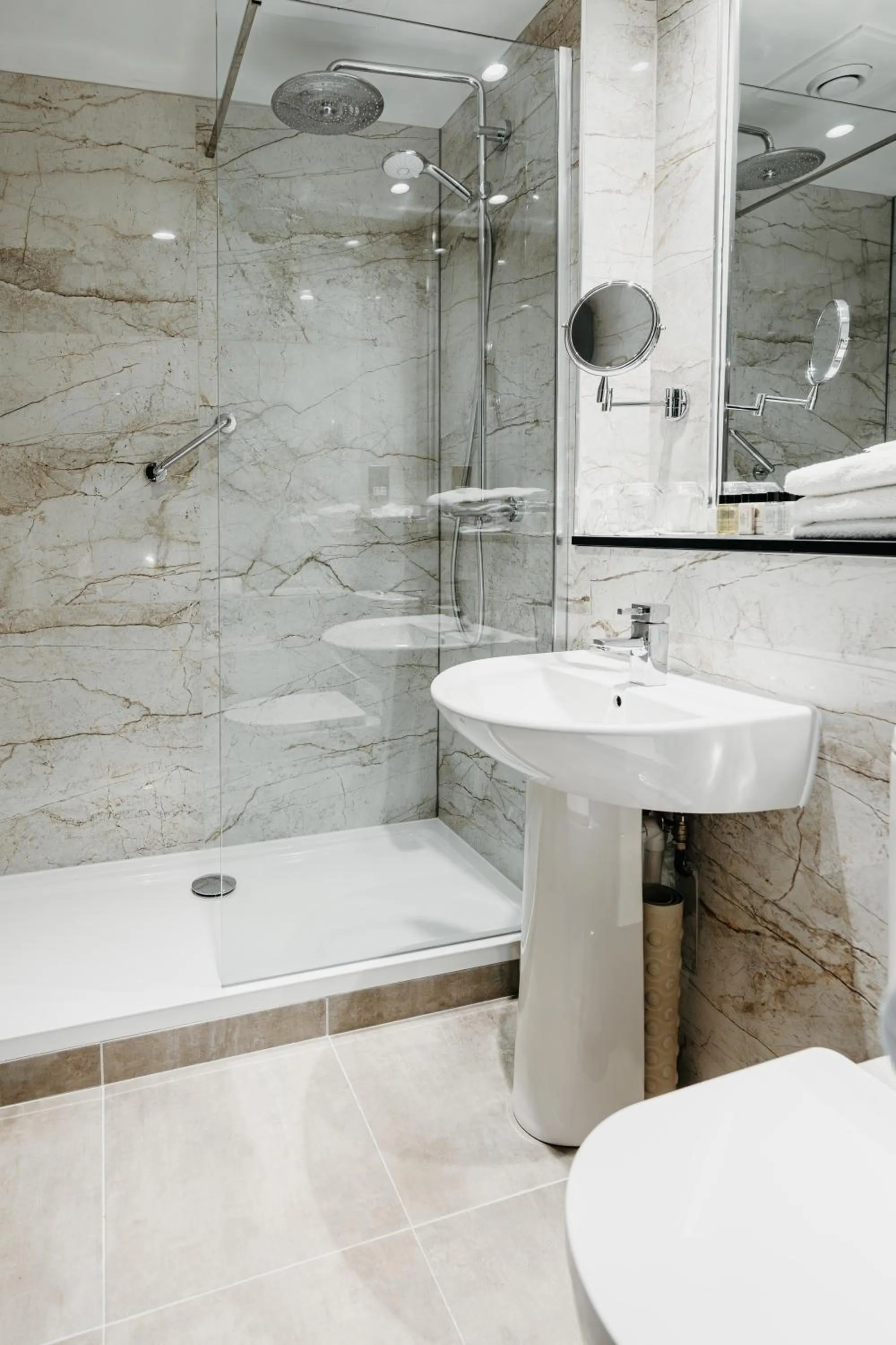 Bathroom in Drury Court Hotel