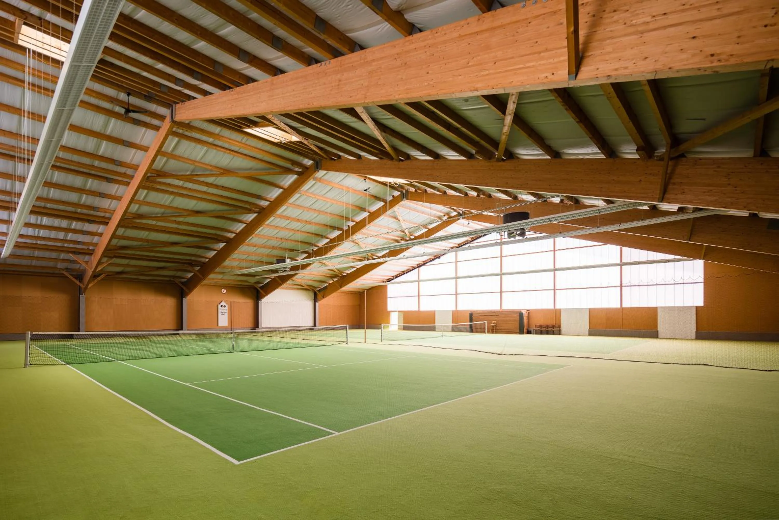 Tennis court in Thöles Hotel Bücken