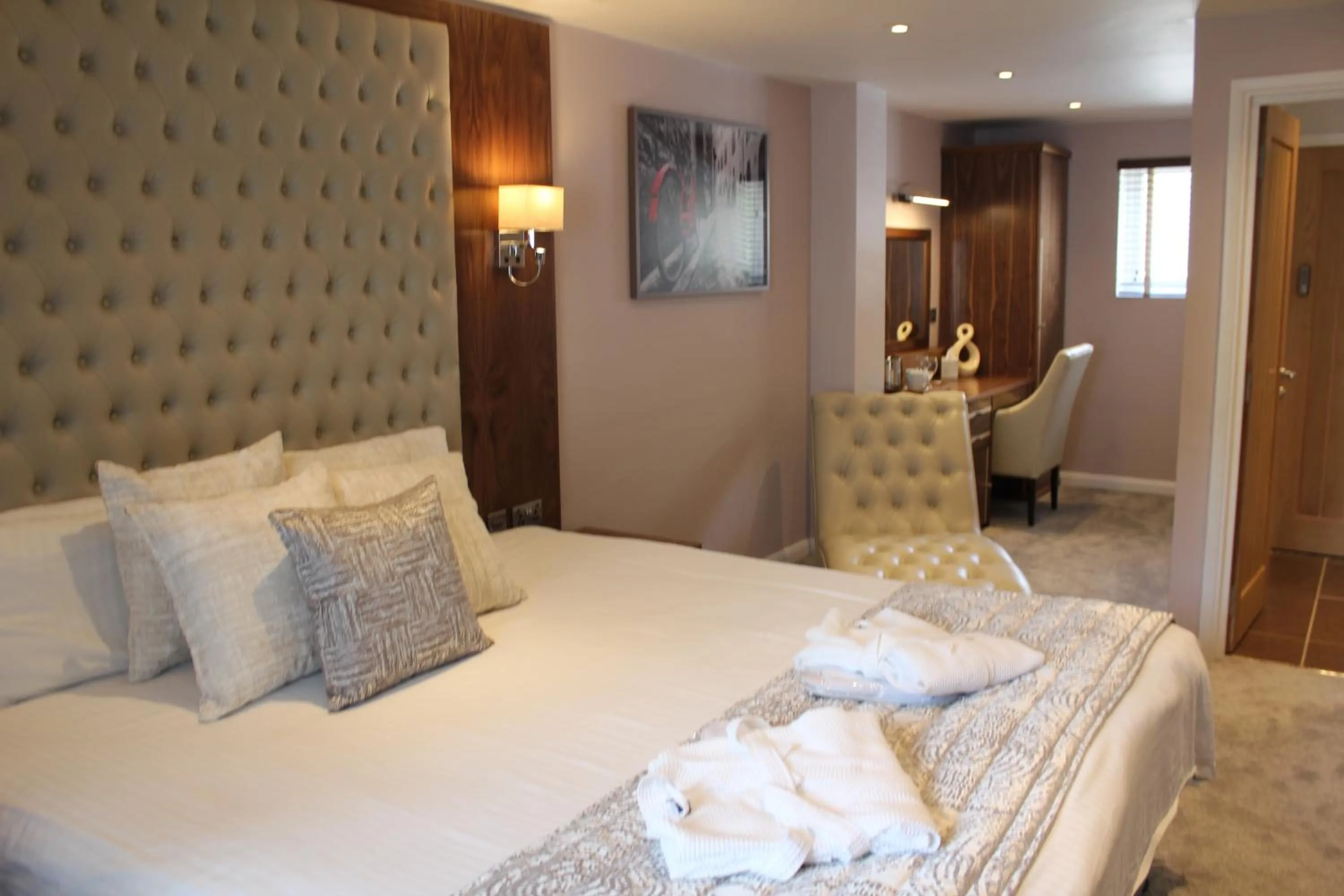 Bedroom, Bed in China Fleet Country Club