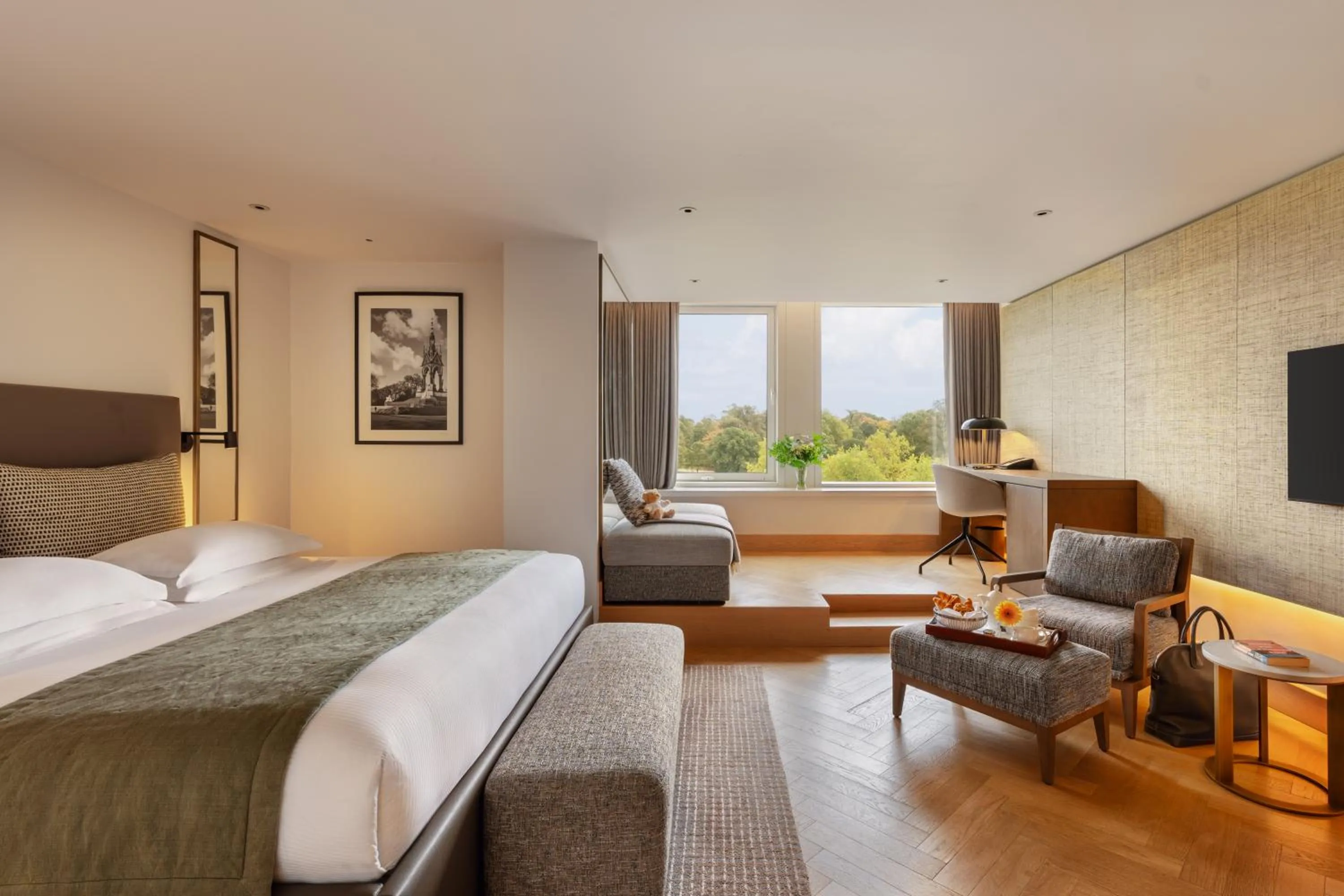 Bedroom, Bed in Royal Garden Hotel