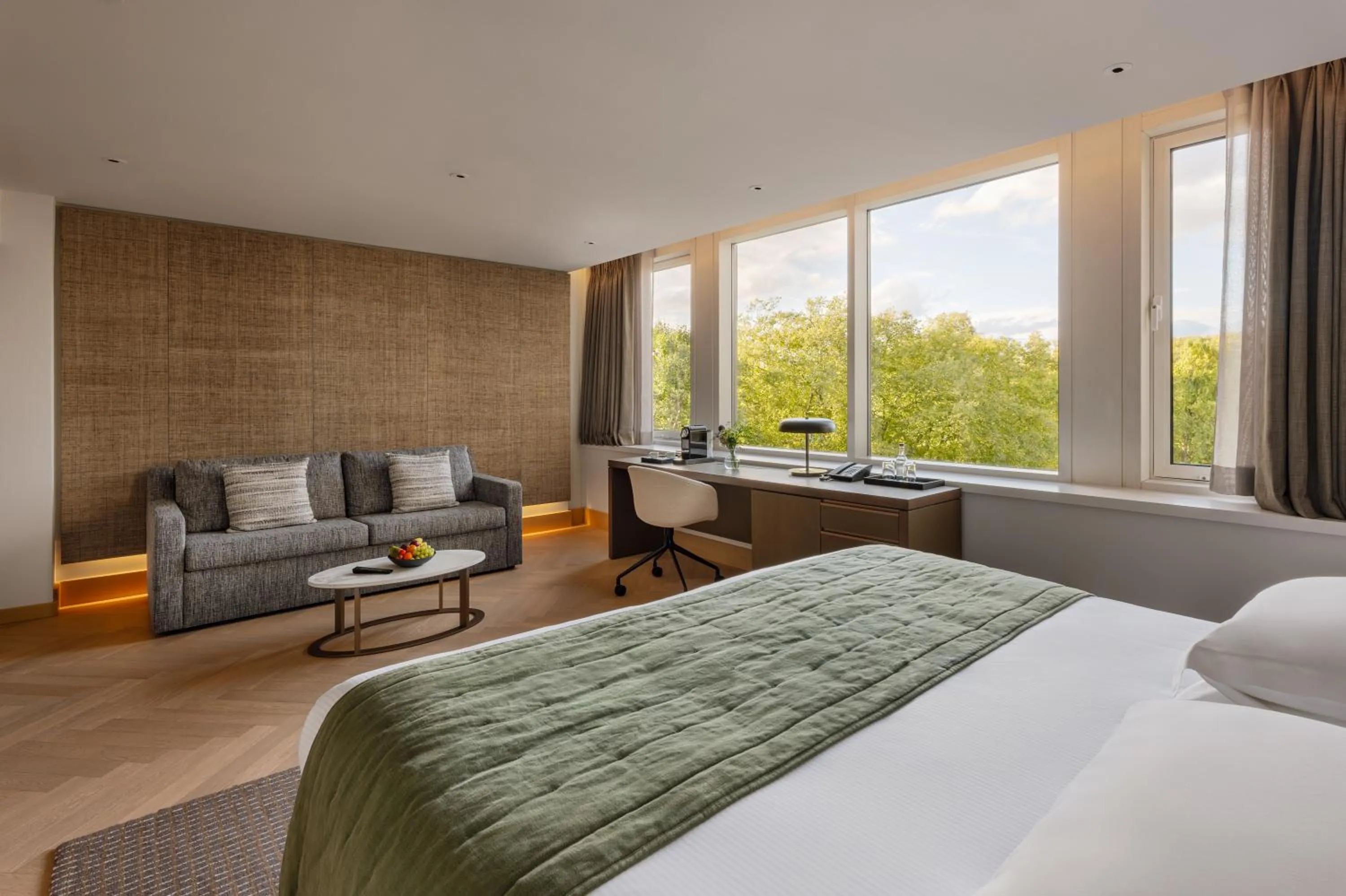 Bedroom, Bed in Royal Garden Hotel