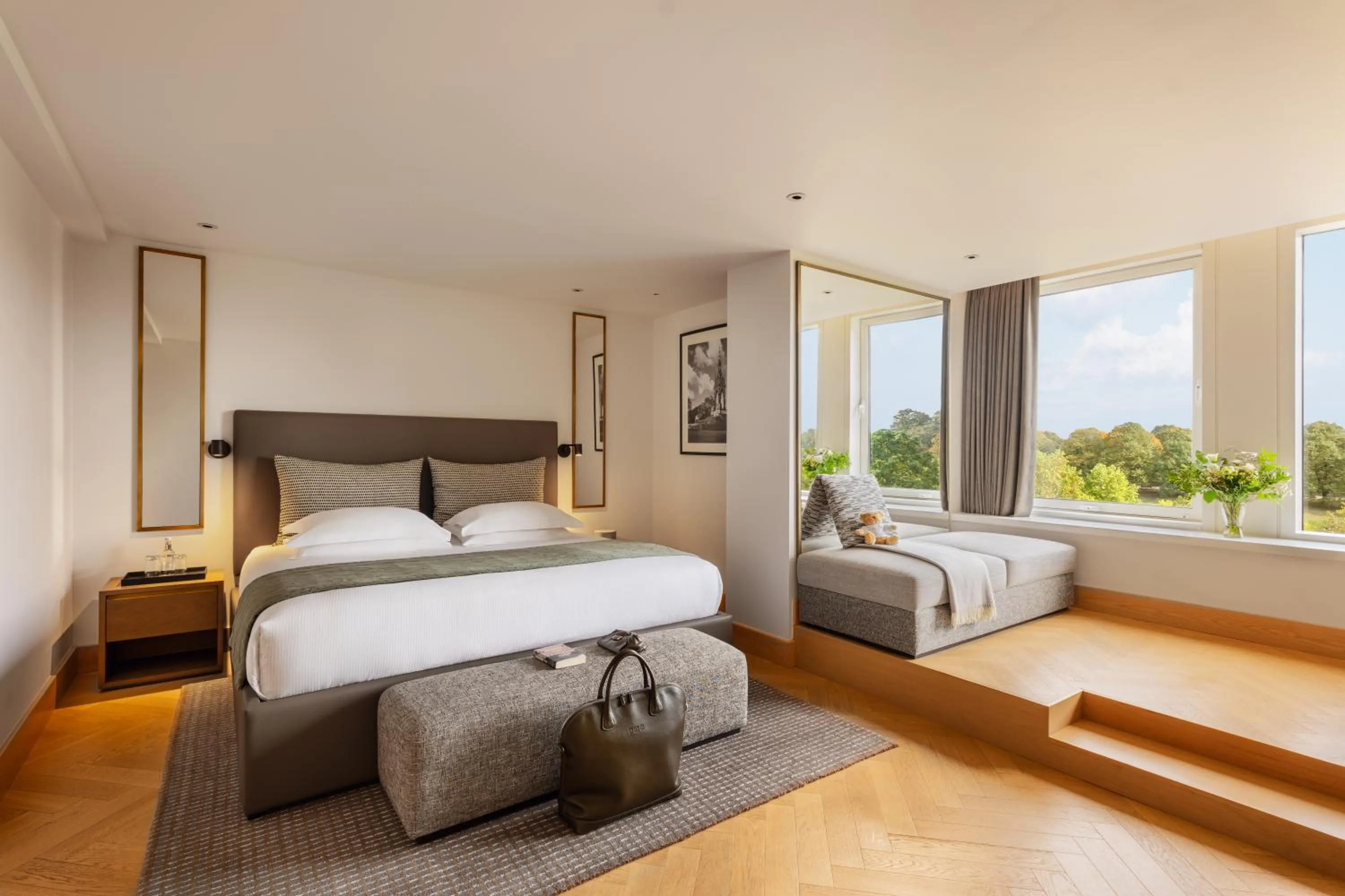 Bedroom, Bed in Royal Garden Hotel