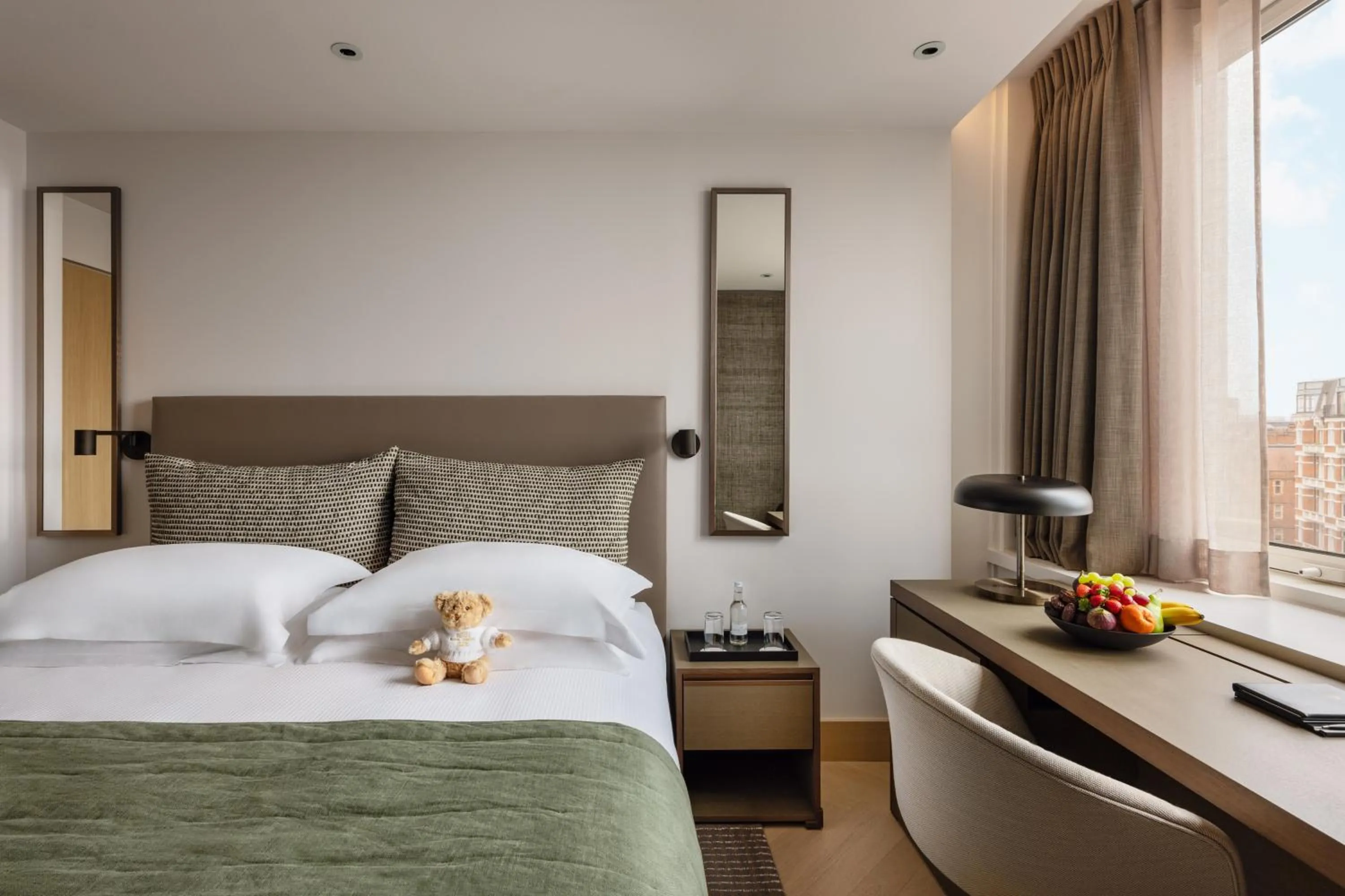 Bedroom, Bed in Royal Garden Hotel