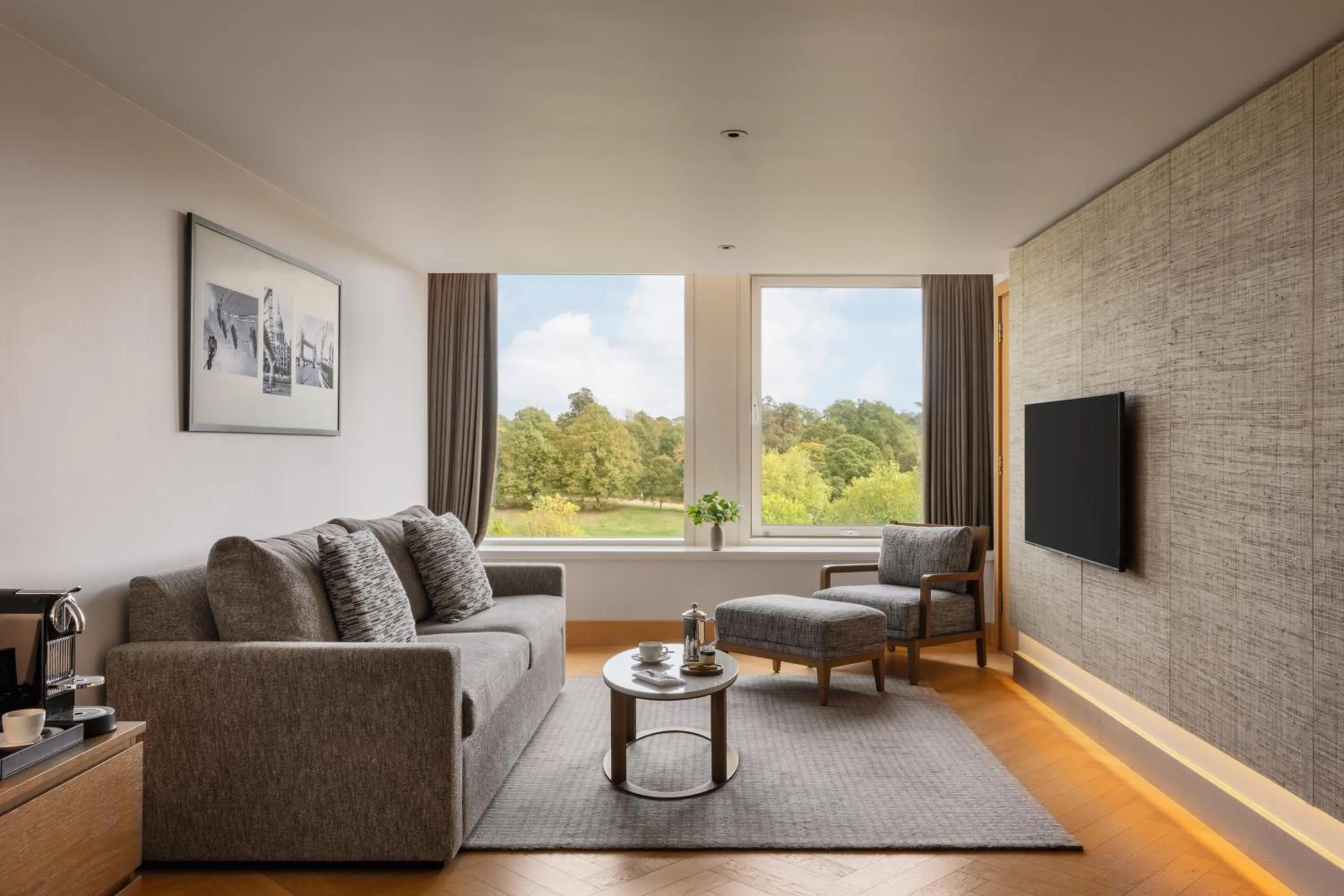 Living room in Royal Garden Hotel