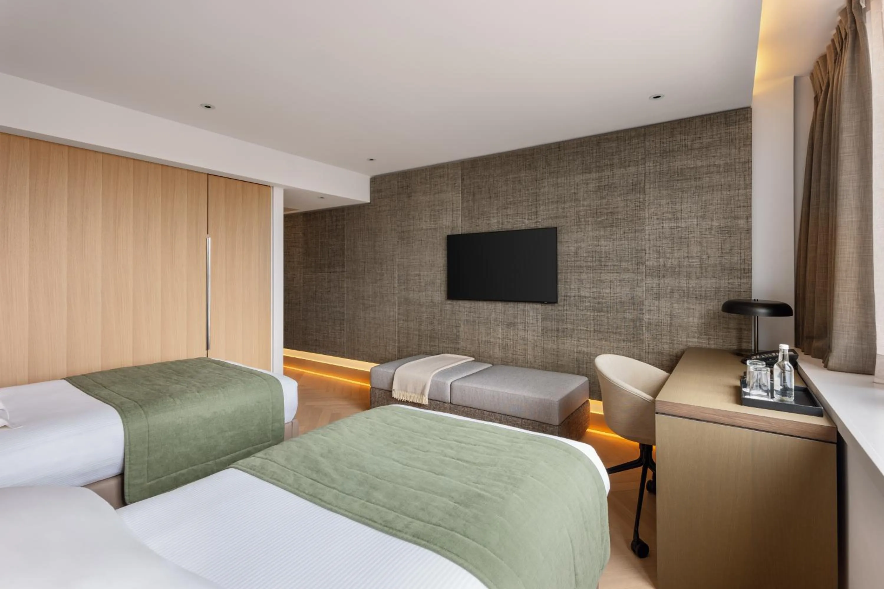 Bedroom, Bed in Royal Garden Hotel