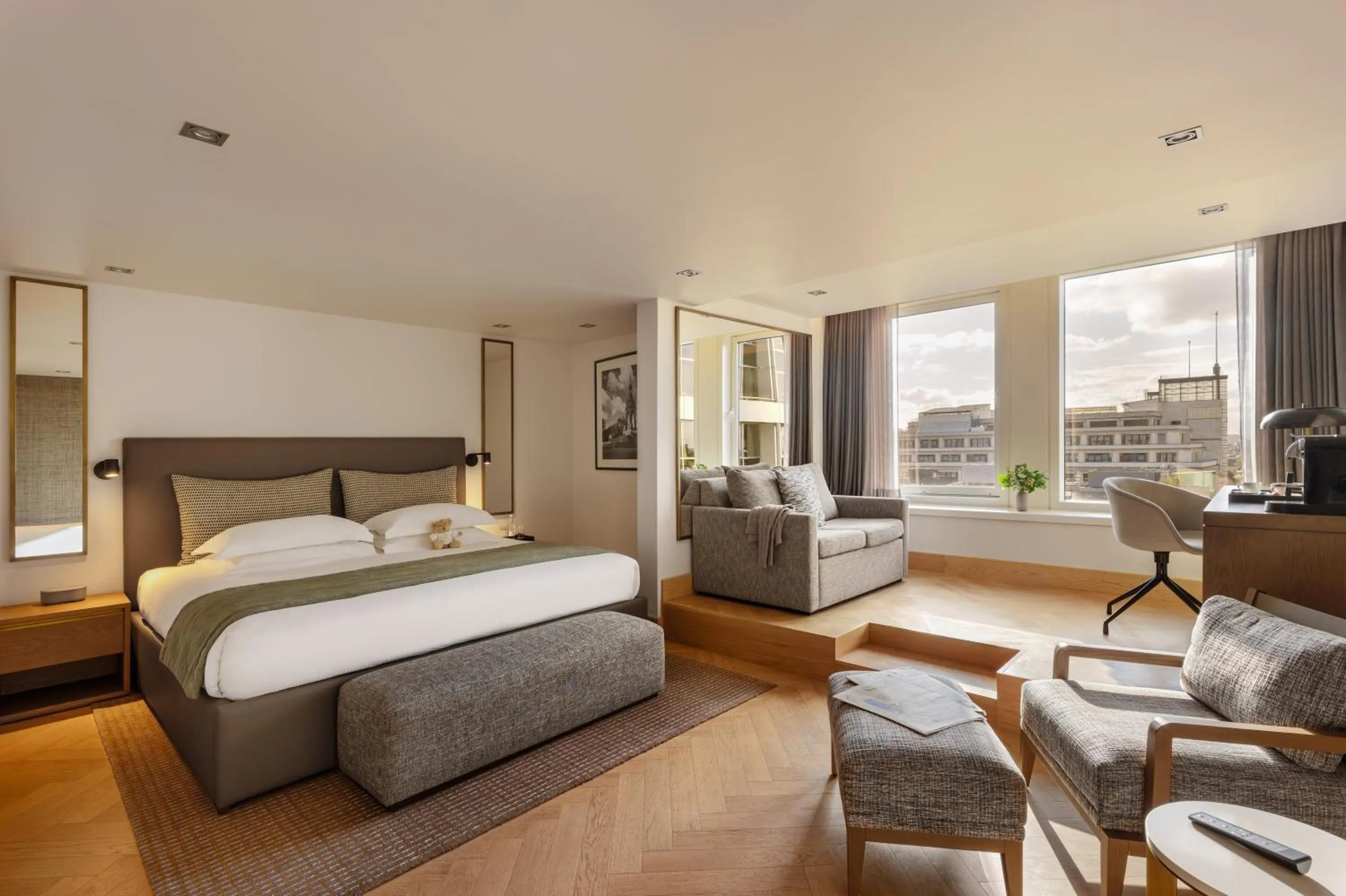 Bedroom, Bed in Royal Garden Hotel