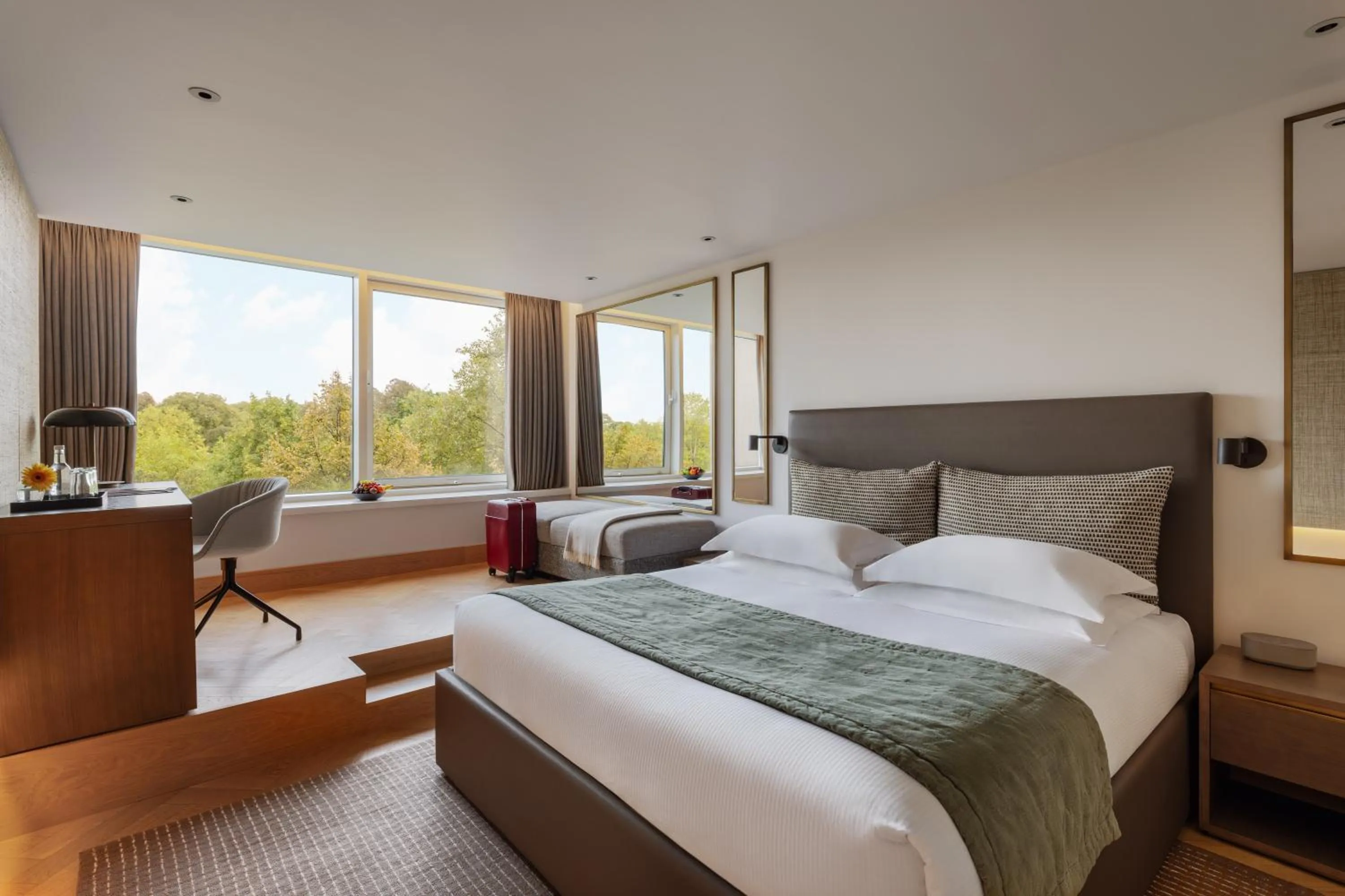 Bedroom, Bed in Royal Garden Hotel