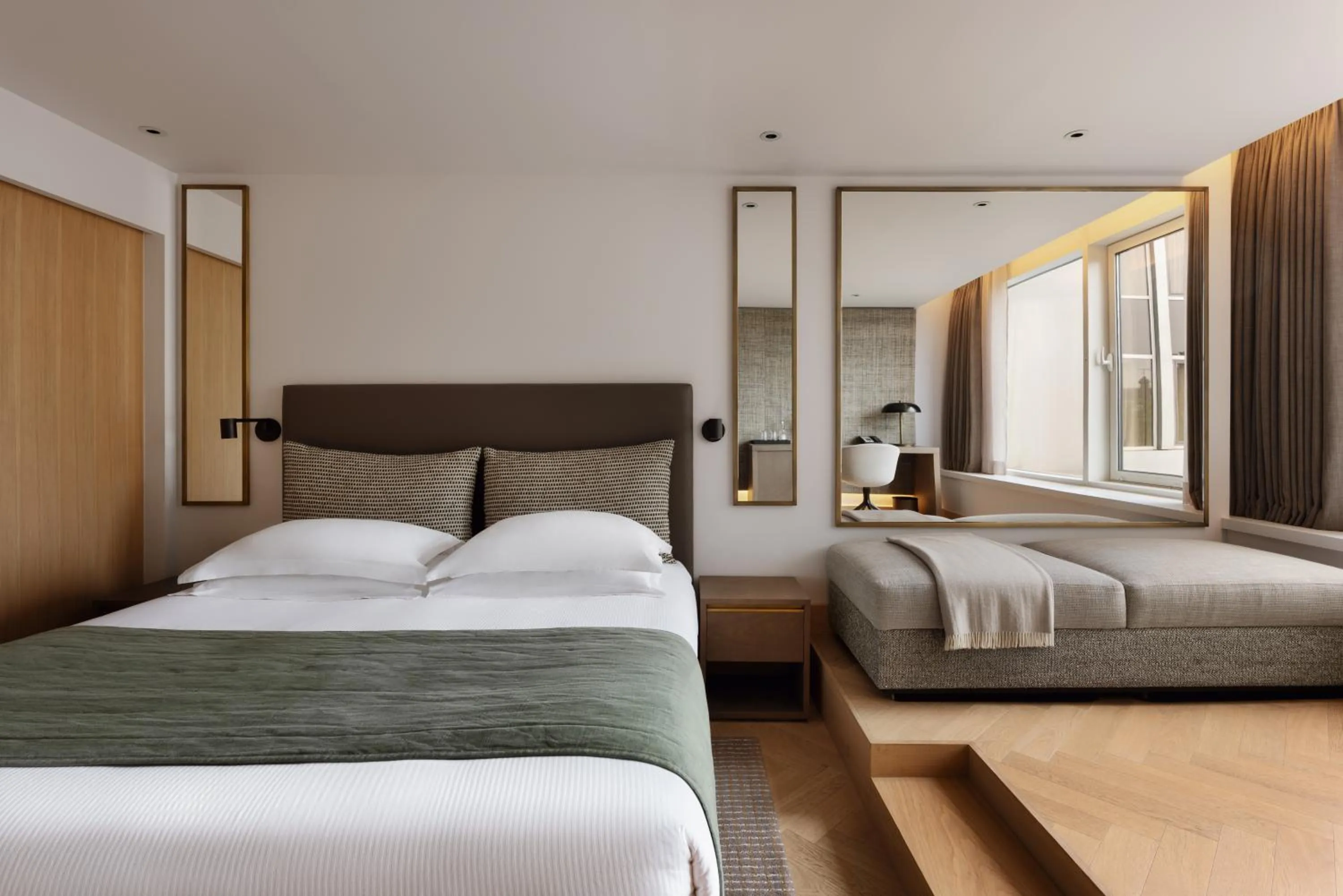 Bedroom, Bed in Royal Garden Hotel