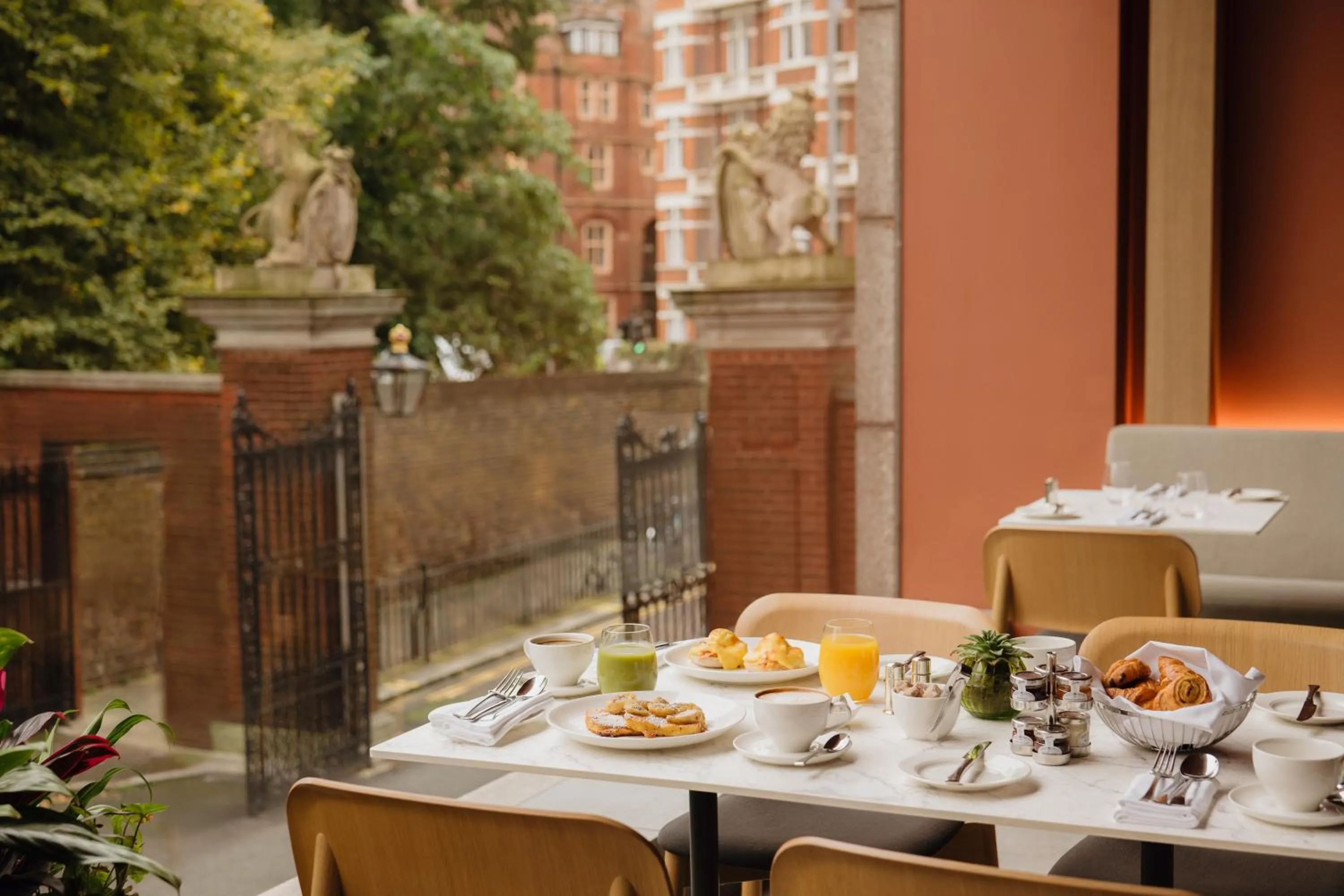 Restaurant/places to eat in Royal Garden Hotel