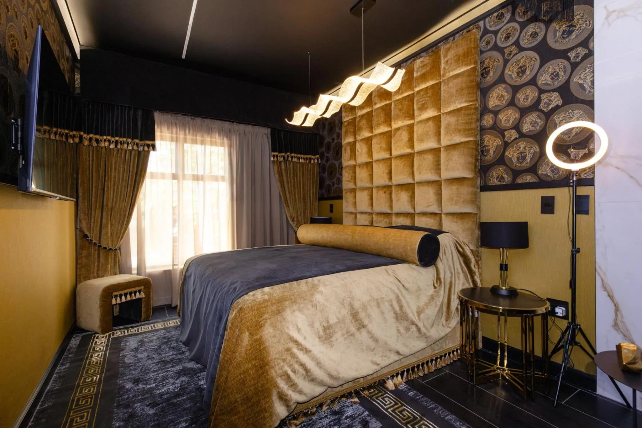 Photo of the whole room, Bed in Mint Hotel Rosebank