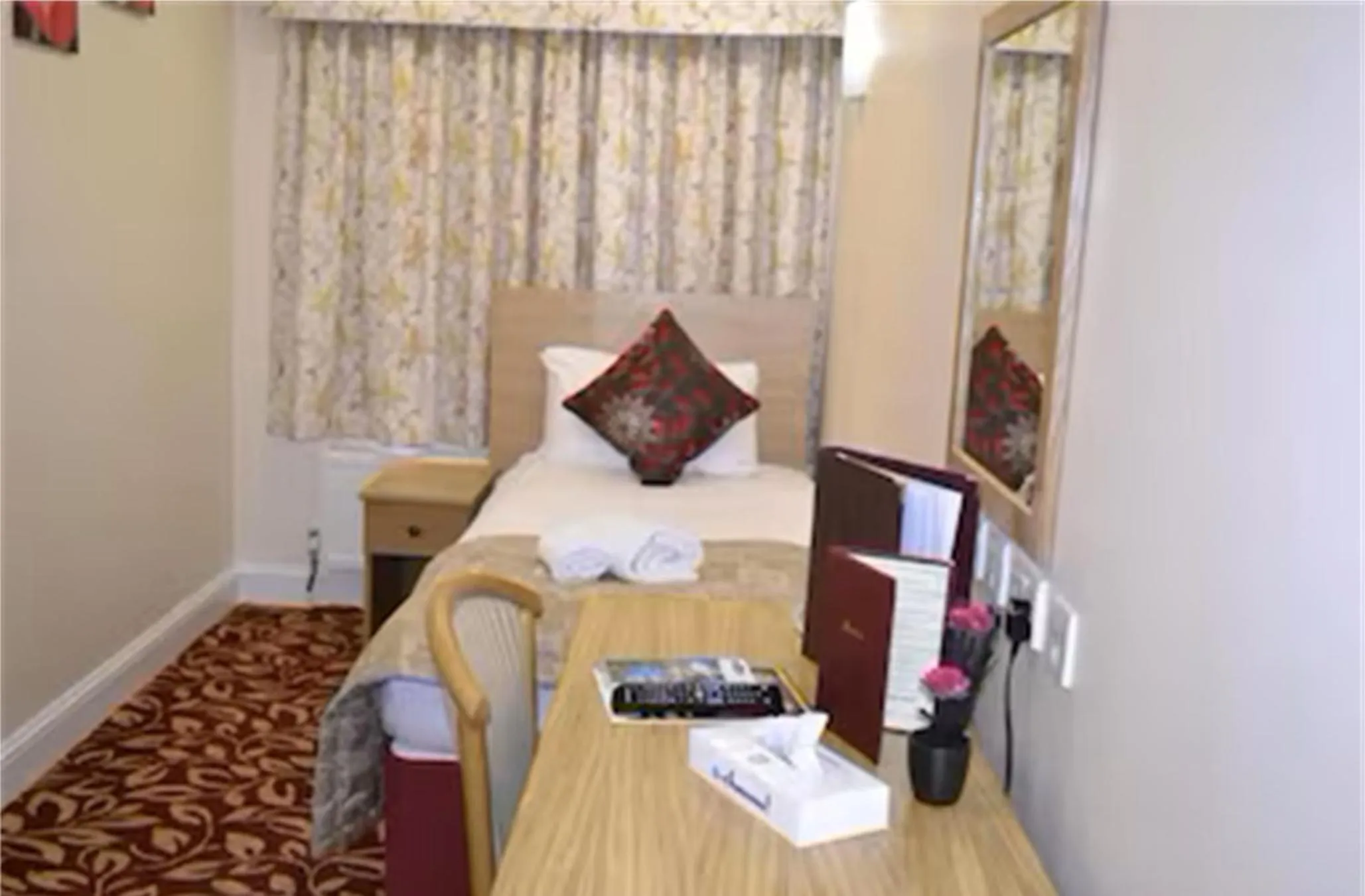 Bedroom, Bed in Cranbrook Hotel