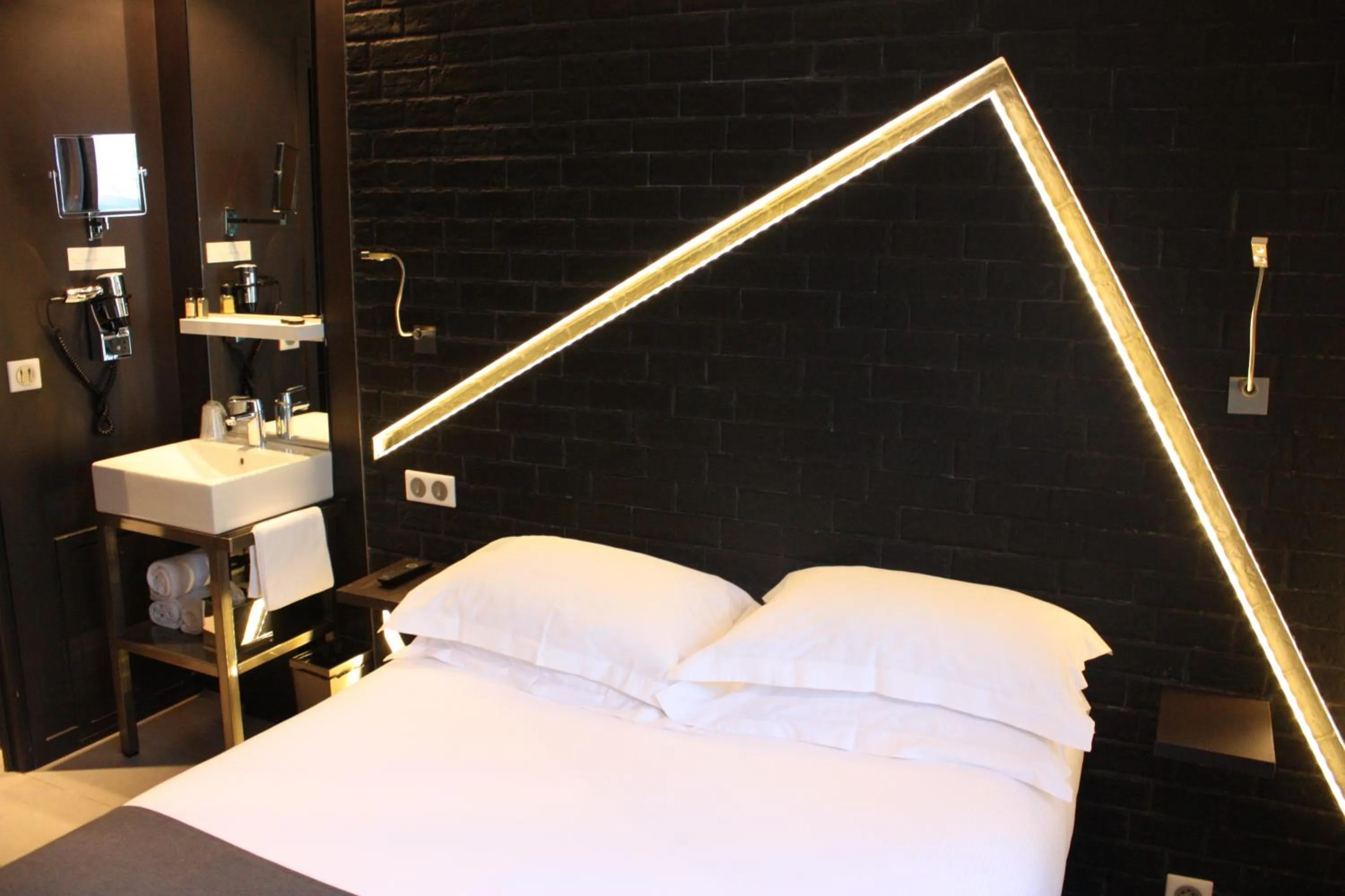 Bed in Arc de Triomphe Etoile