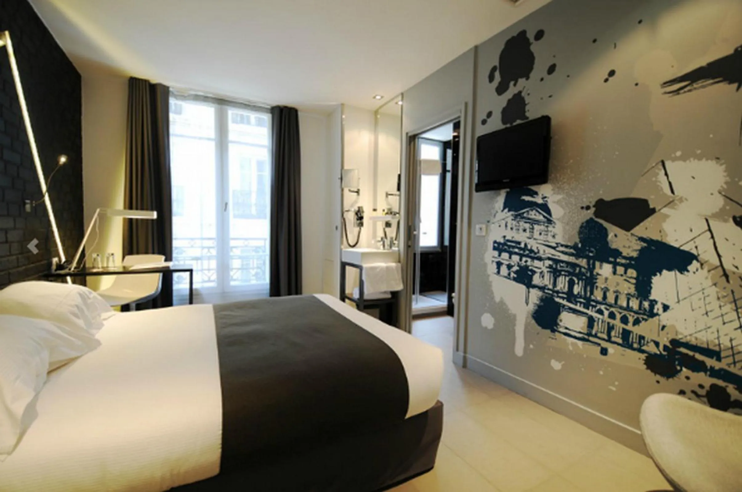 Bed in Arc de Triomphe Etoile