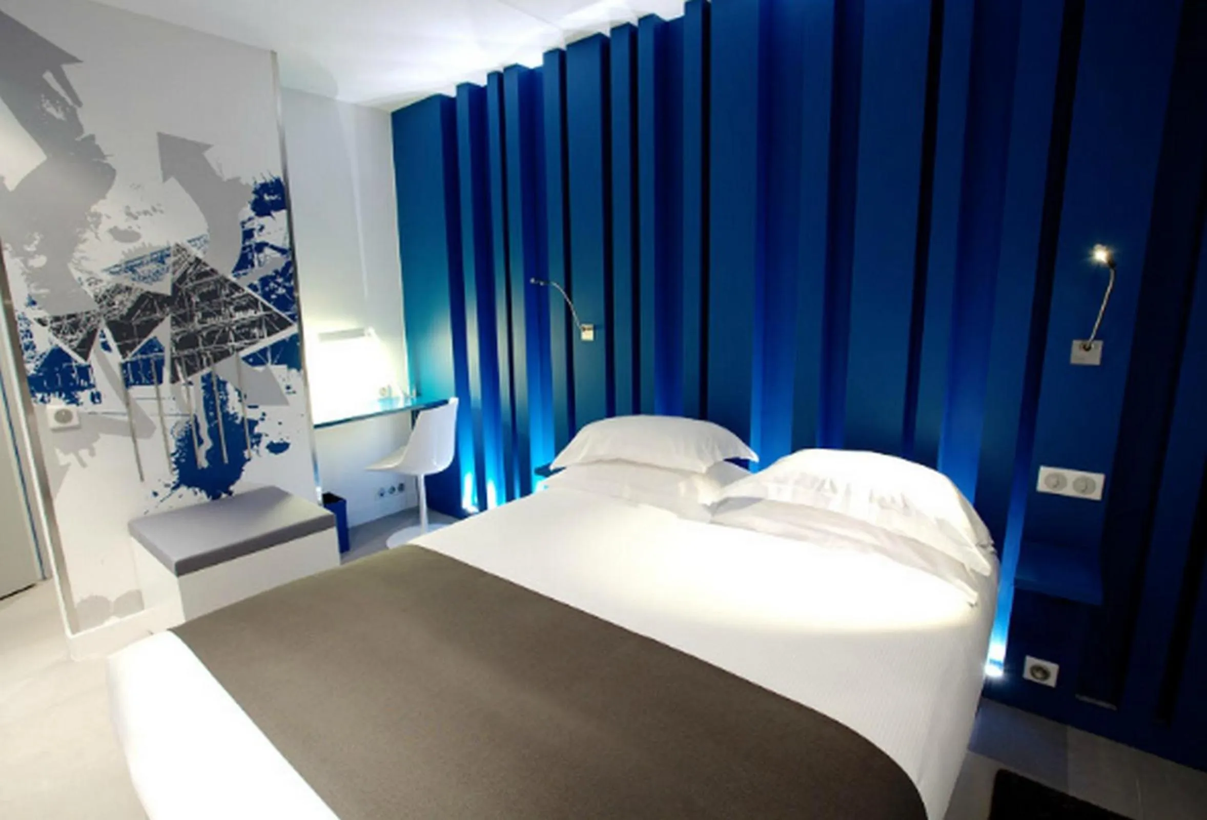 Bed in Arc de Triomphe Etoile