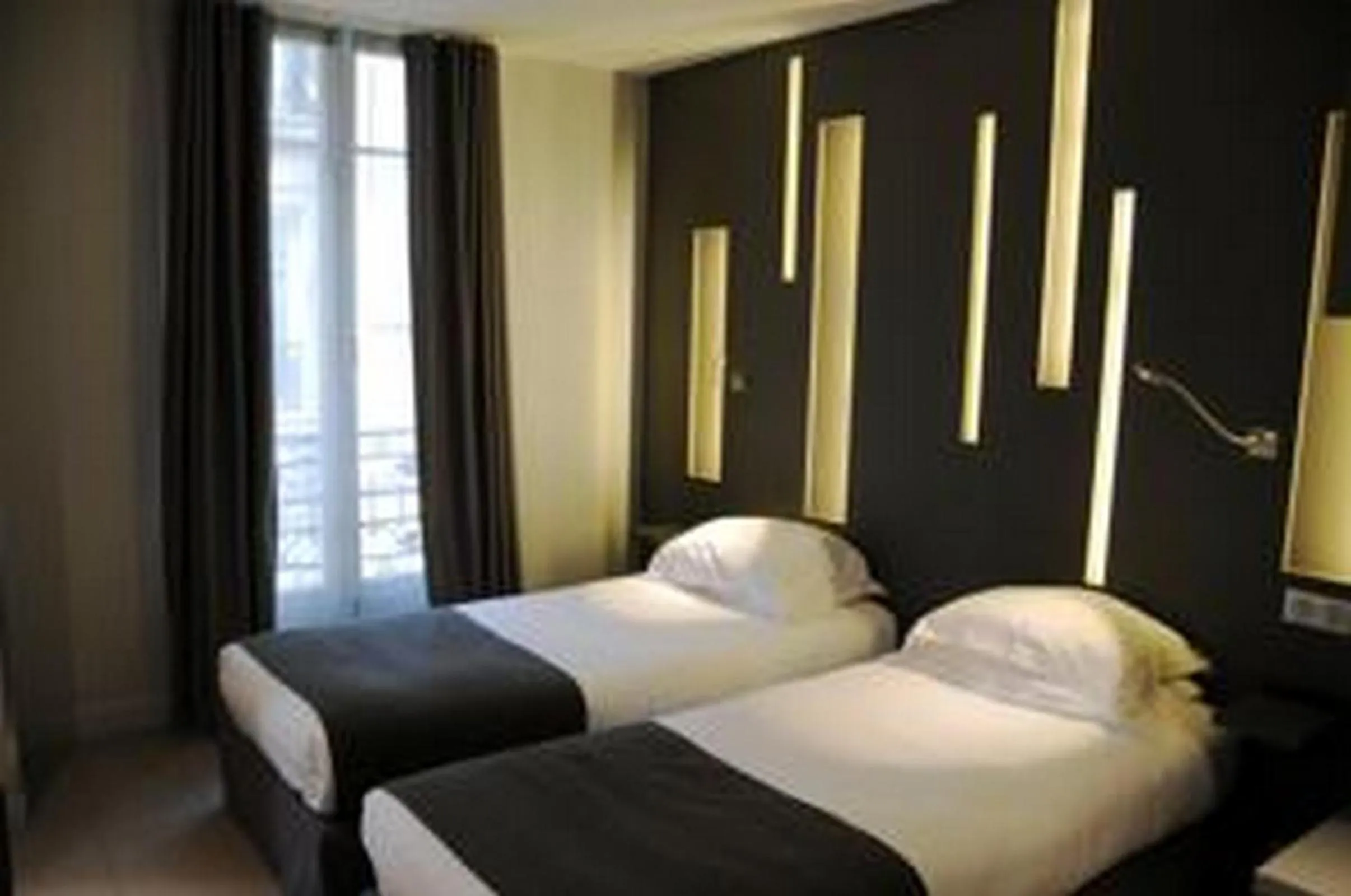 Bed in Arc de Triomphe Etoile