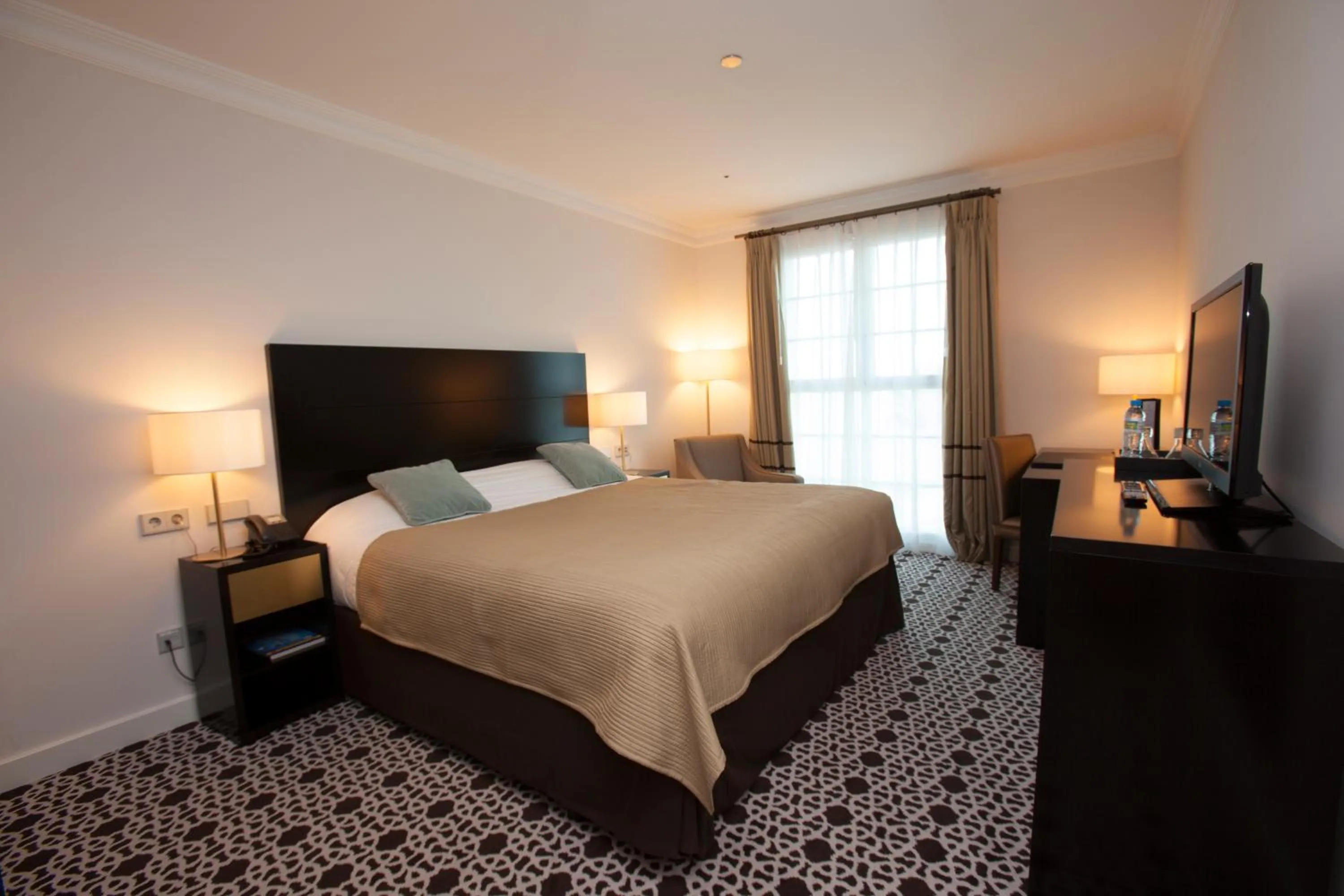 Photo of the whole room, Bed in Palm Camayenne