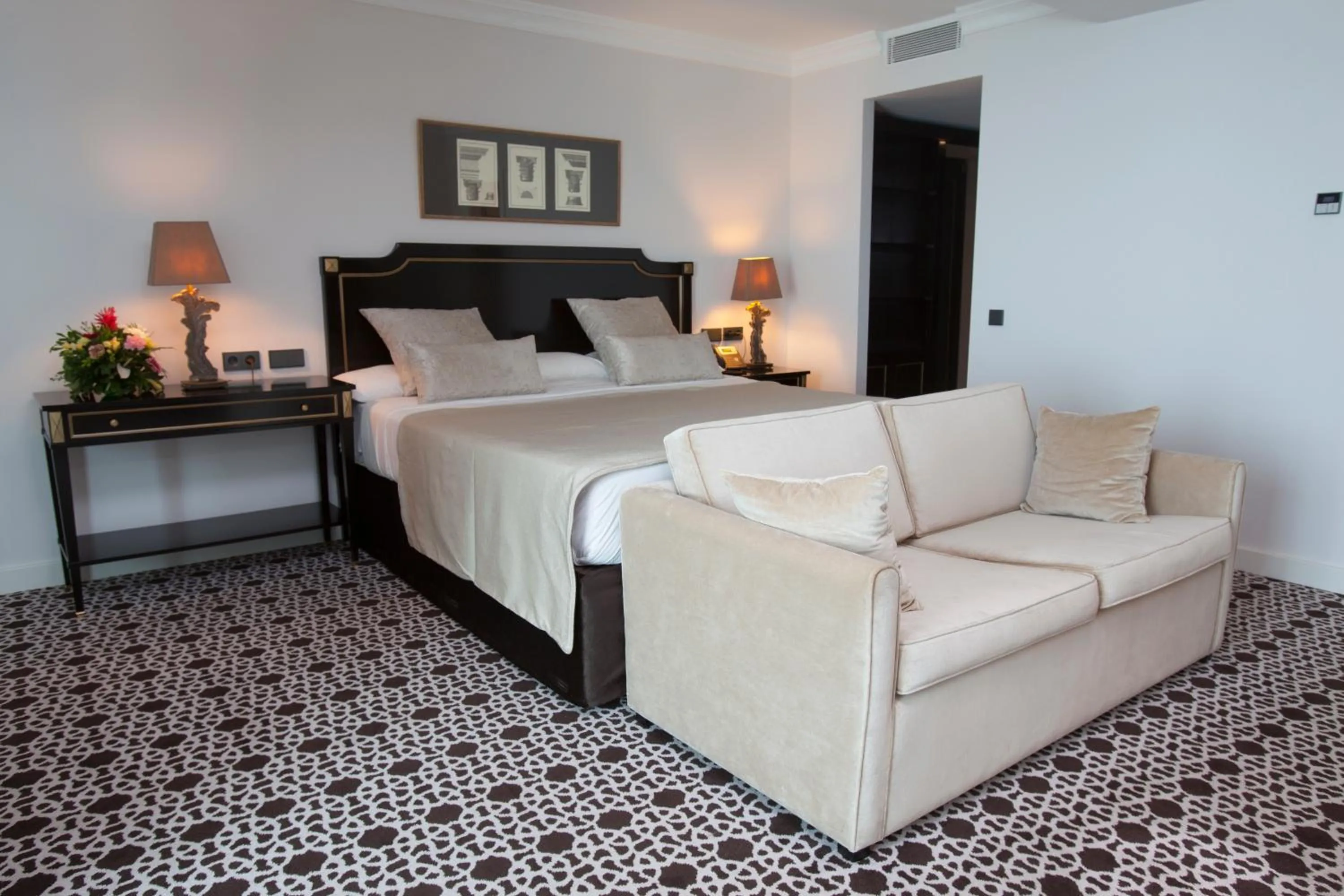 Bedroom, Bed in Palm Camayenne