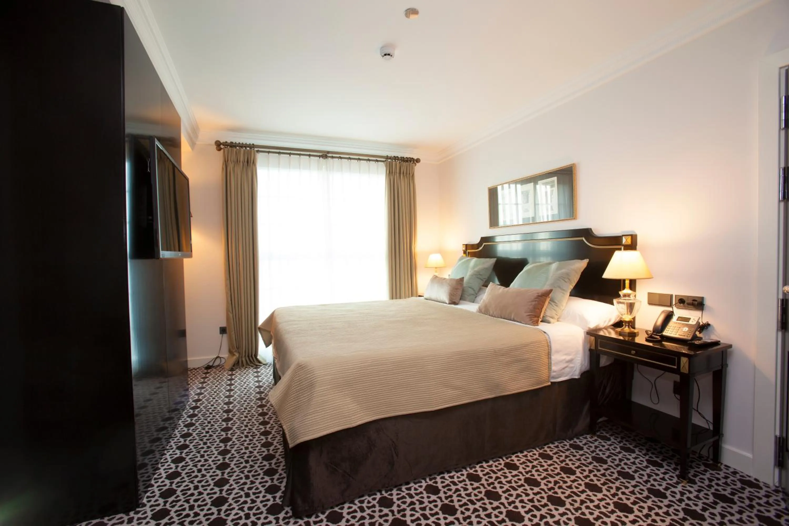 Bedroom, Bed in Palm Camayenne