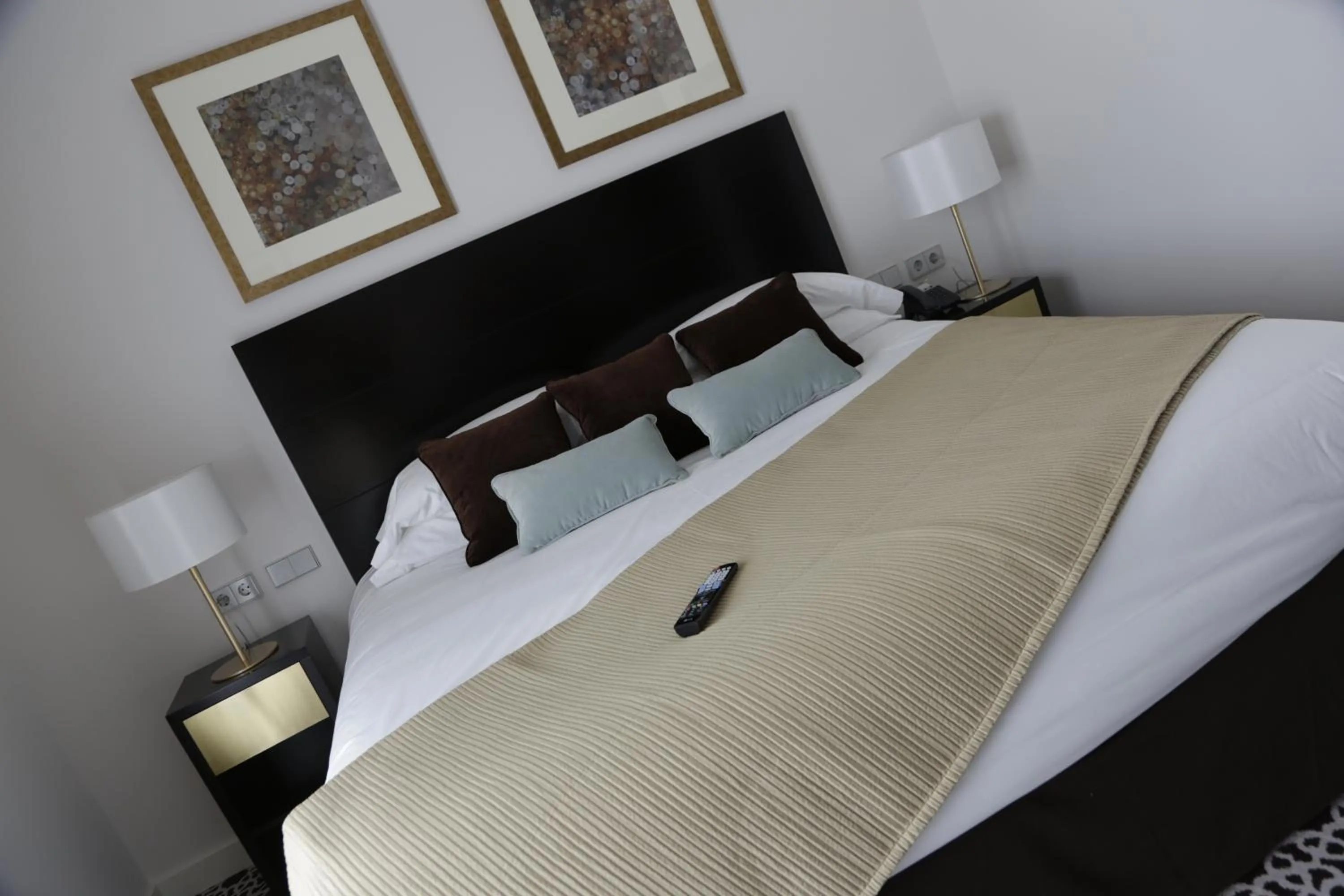 Bedroom, Bed in Palm Camayenne