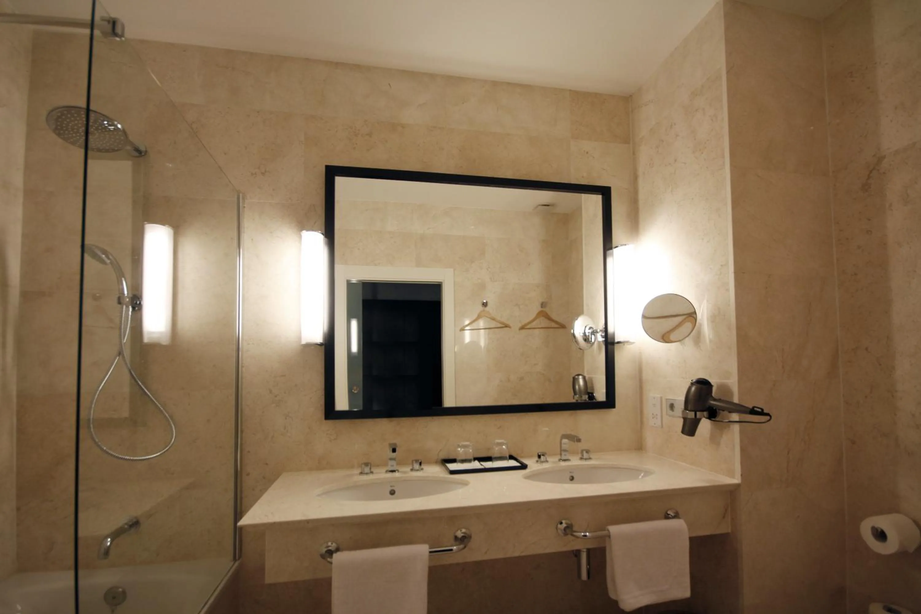 Bathroom in Palm Camayenne