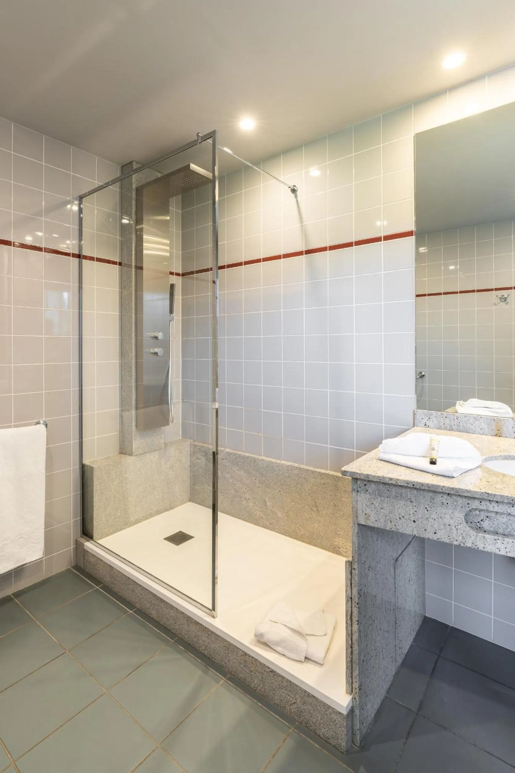 Shower in Le Manoir De La Poterie & Spa