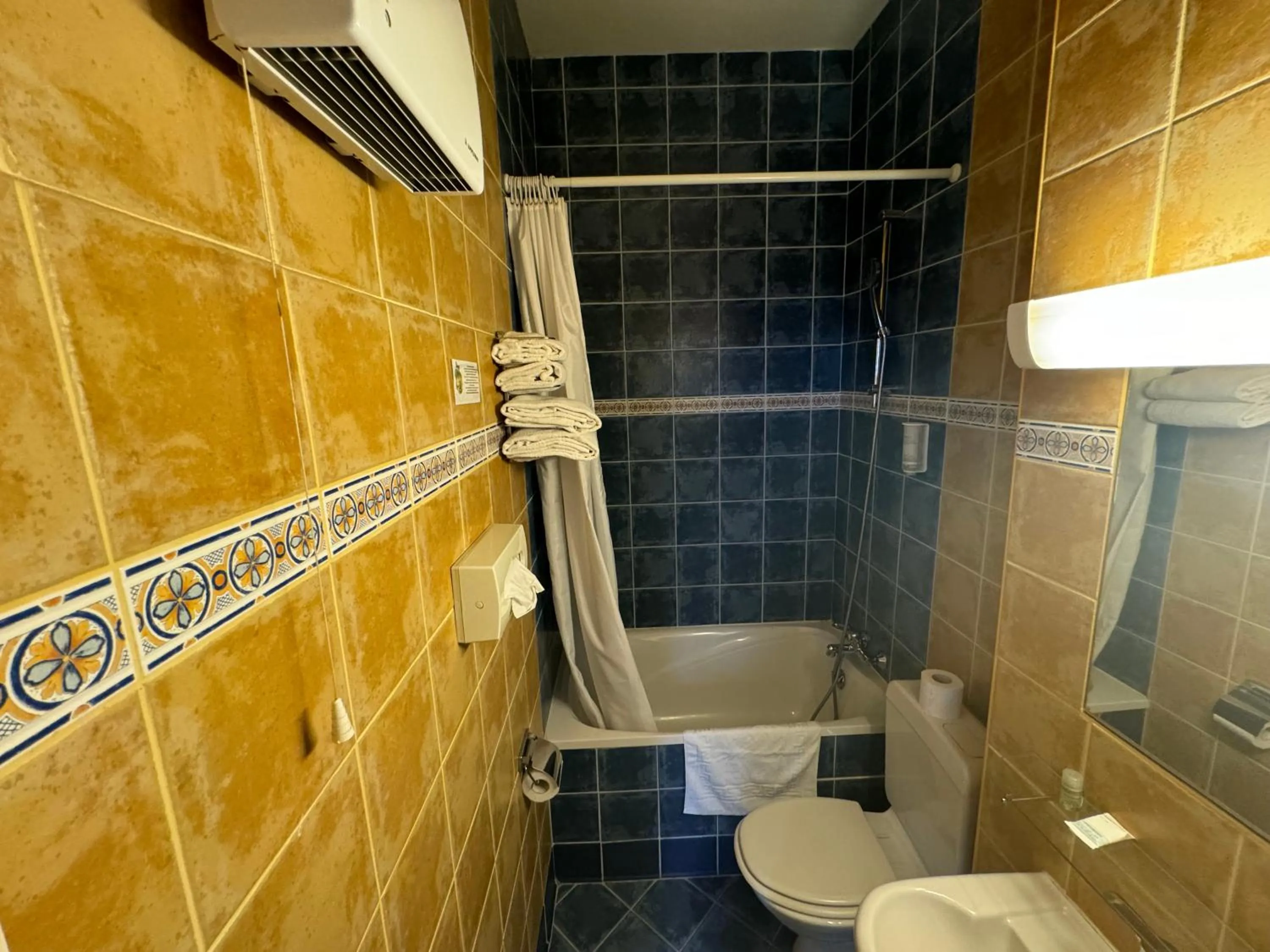 Bathroom in Hôtel Bosquet Pau Centre - Self Check In Budget Hotel