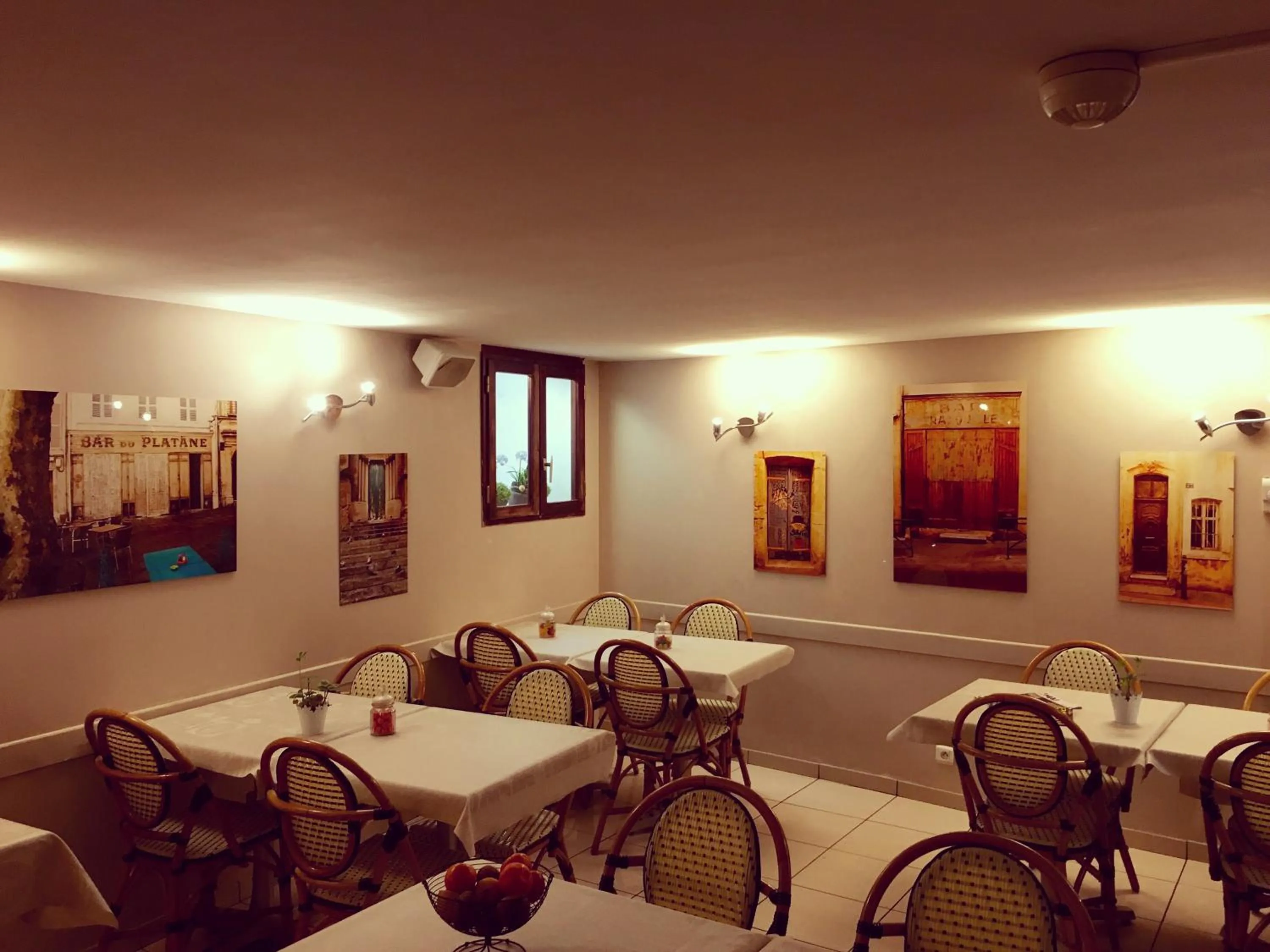 Restaurant/places to eat in Hôtel Bosquet Pau Centre - Self Check In Budget Hotel