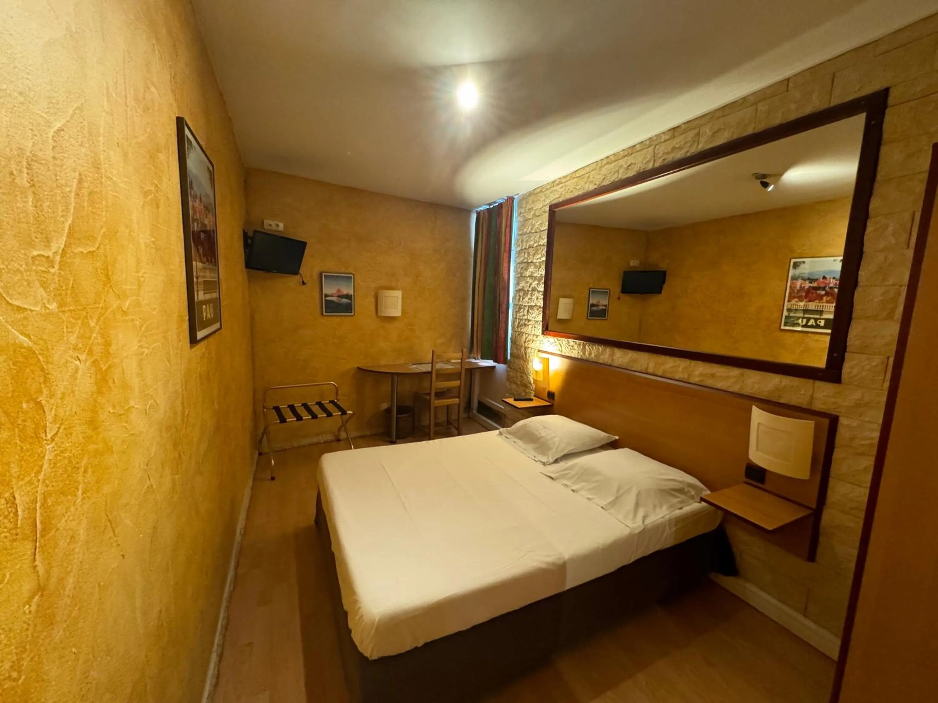 Photo of the whole room, Bed in Hôtel Bosquet Pau Centre - Self Check In Budget Hotel