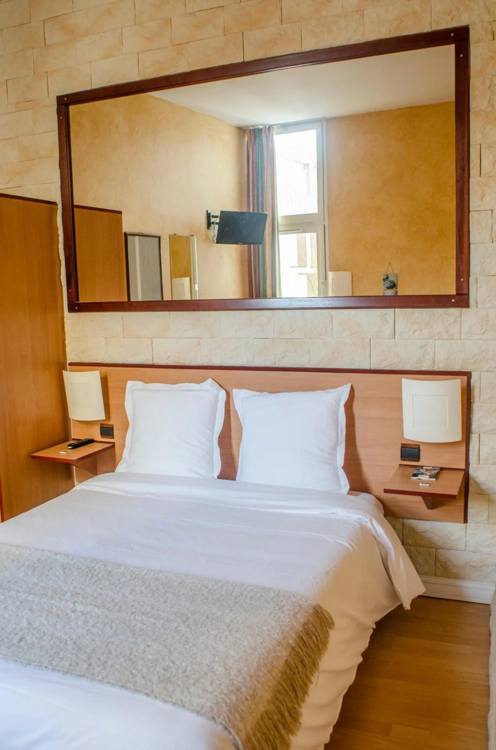 Bed in Hôtel Bosquet Pau Centre - Self Check In Budget Hotel