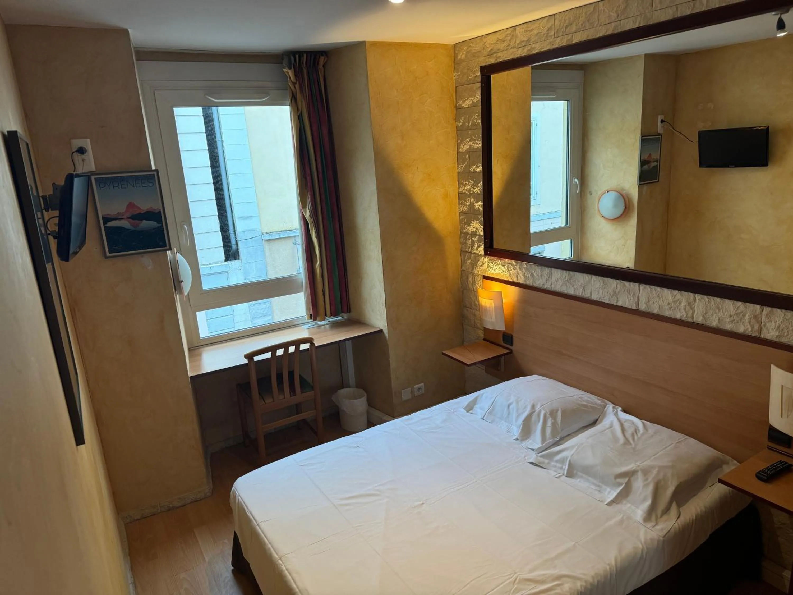 Bedroom, Bed in Hôtel Bosquet Pau Centre - Self Check In Budget Hotel