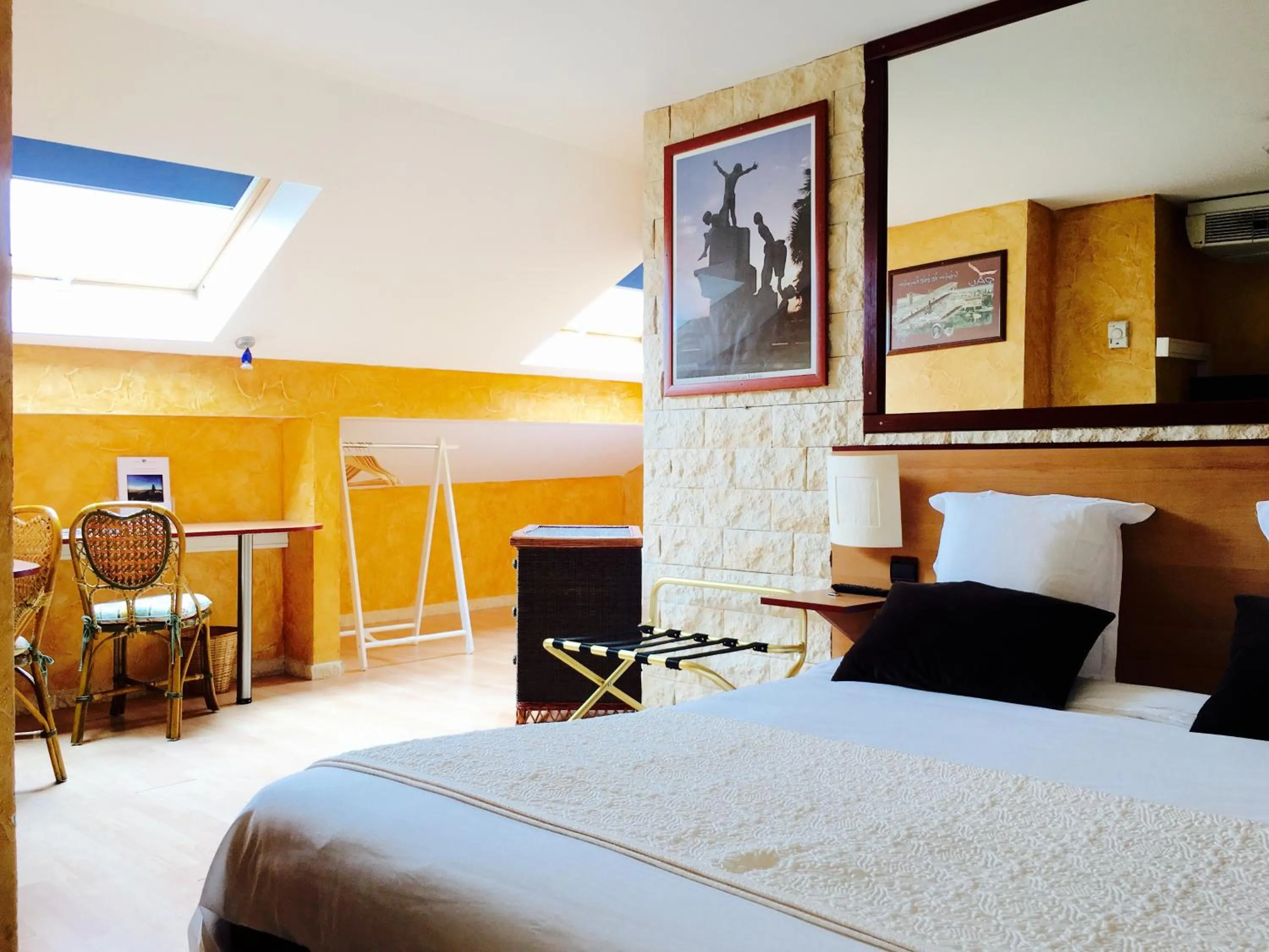 Shower, Bed in Hôtel Bosquet Pau Centre - Self Check In Budget Hotel