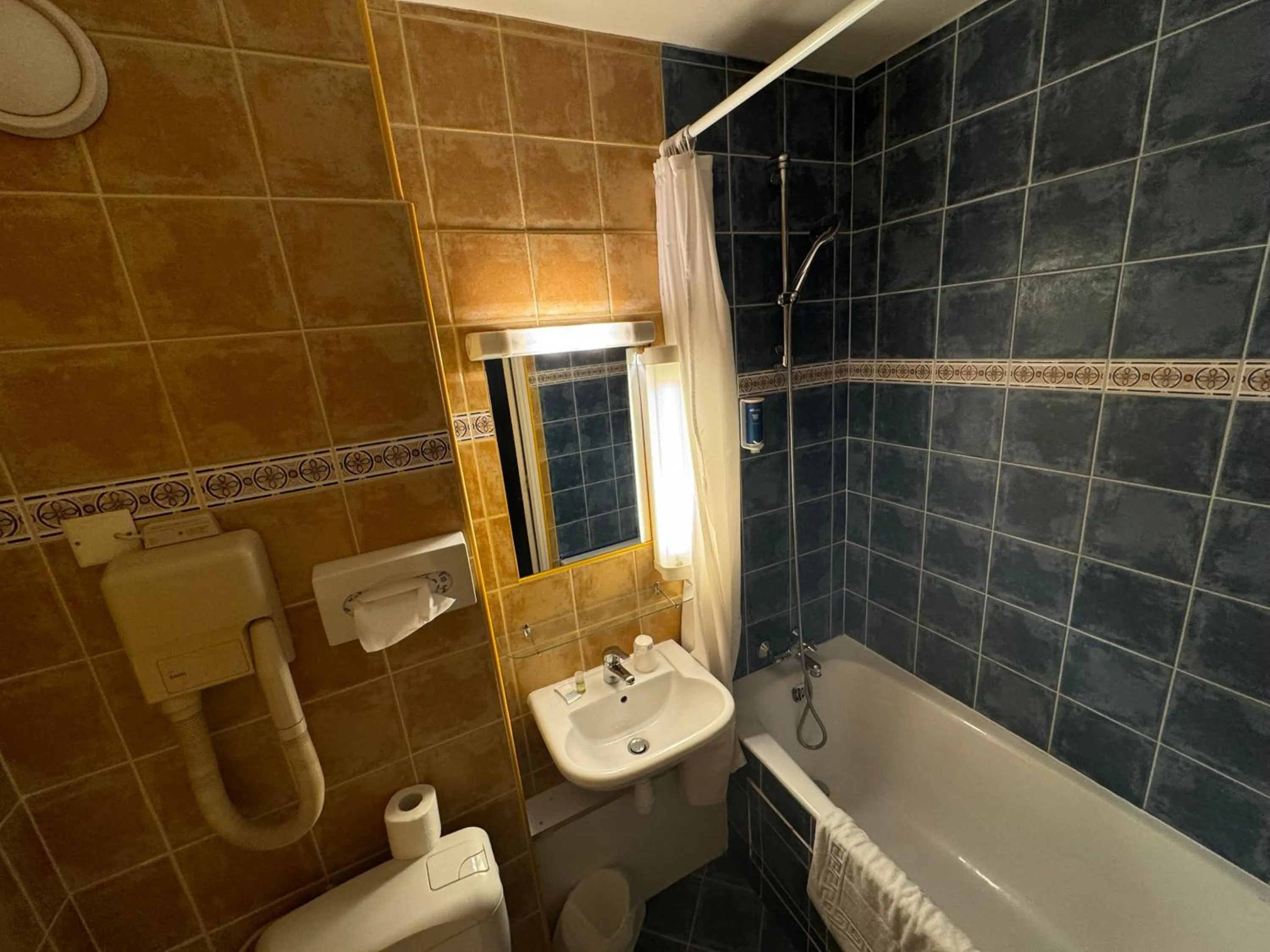 Bath in Hôtel Bosquet Pau Centre - Self Check In Budget Hotel