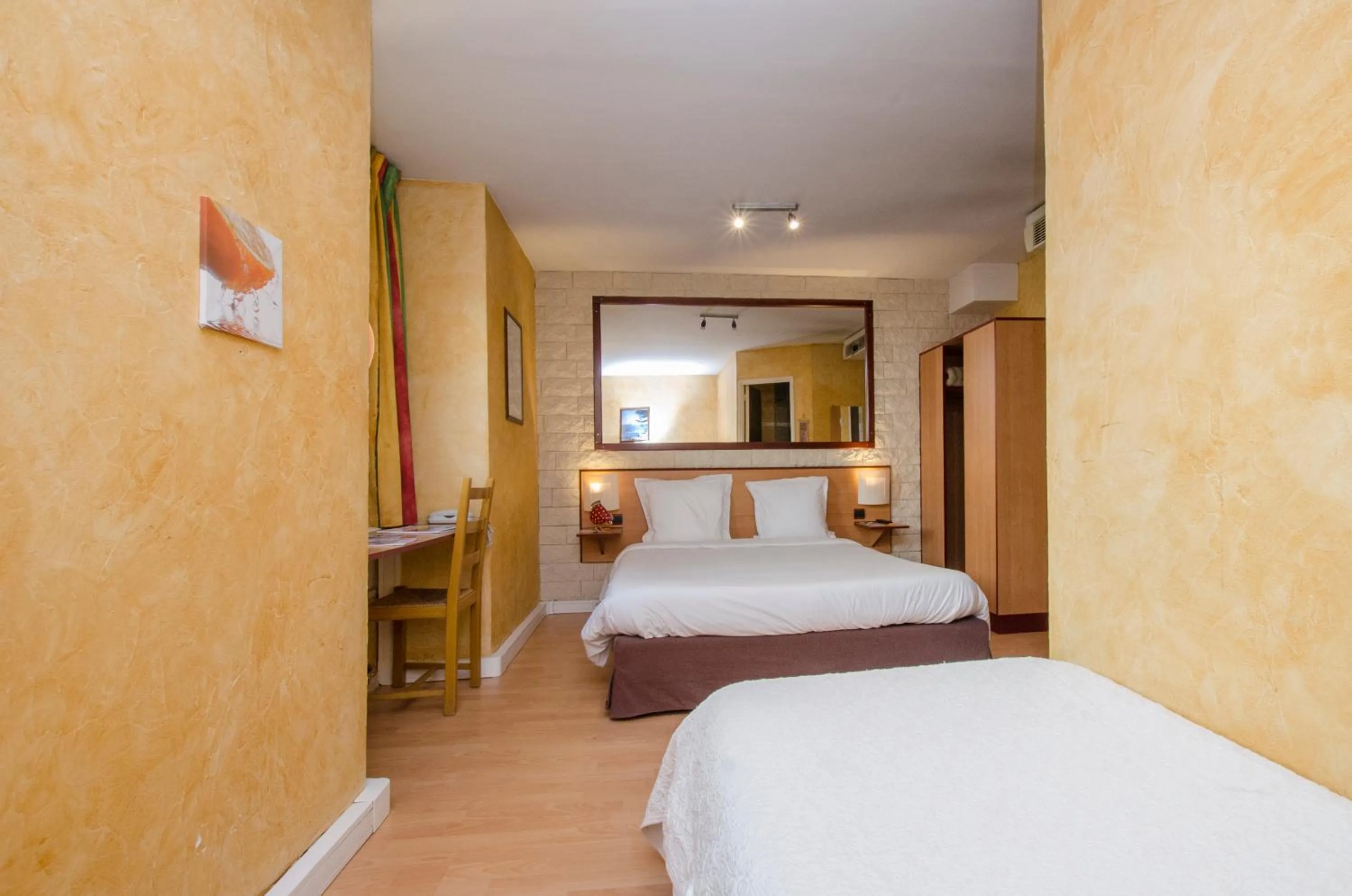 Bed in Hôtel Bosquet Pau Centre - Self Check In Budget Hotel