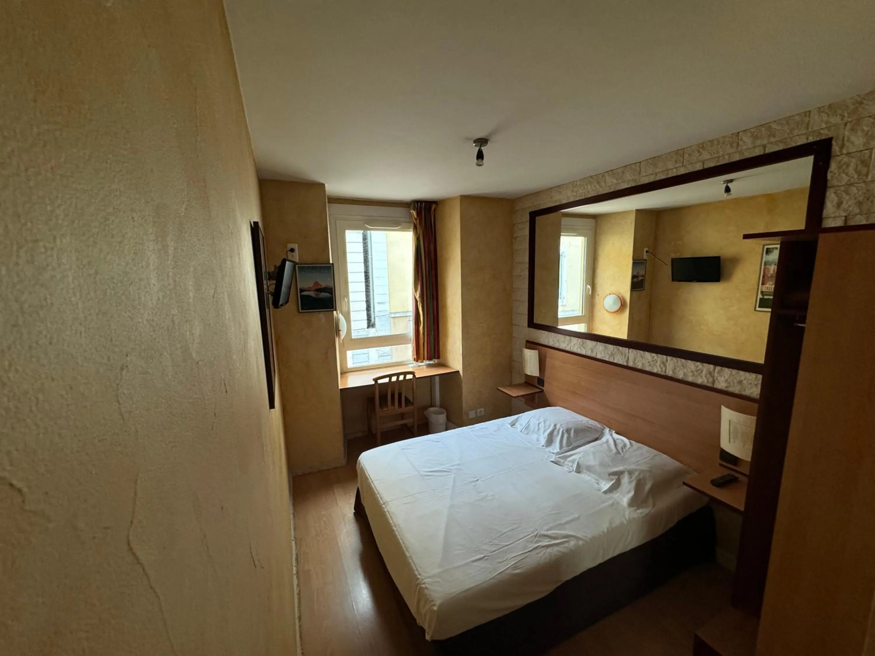 Bedroom, Bed in Hôtel Bosquet Pau Centre - Self Check In Budget Hotel