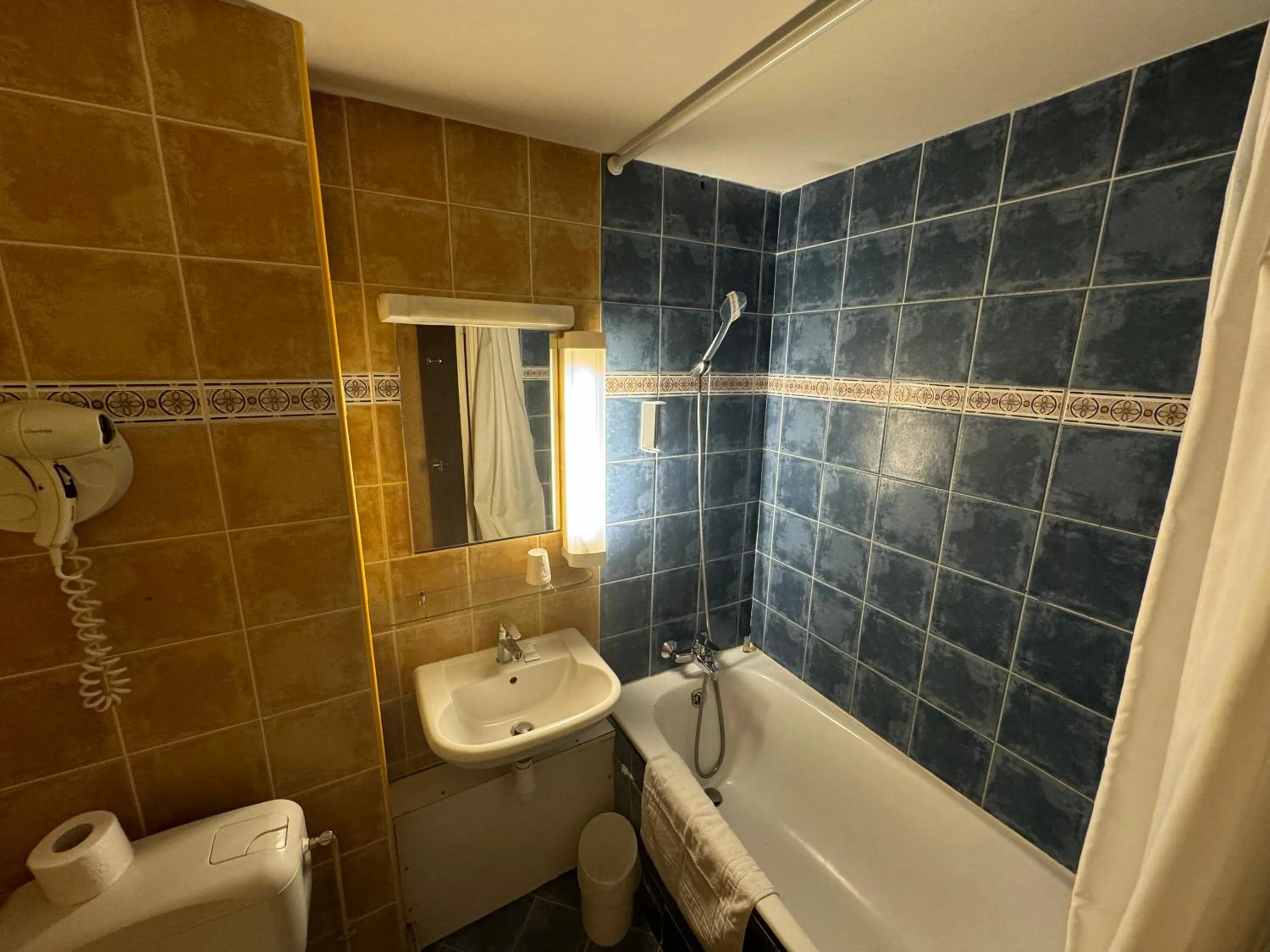 Bathroom in Hôtel Bosquet Pau Centre - Self Check In Budget Hotel