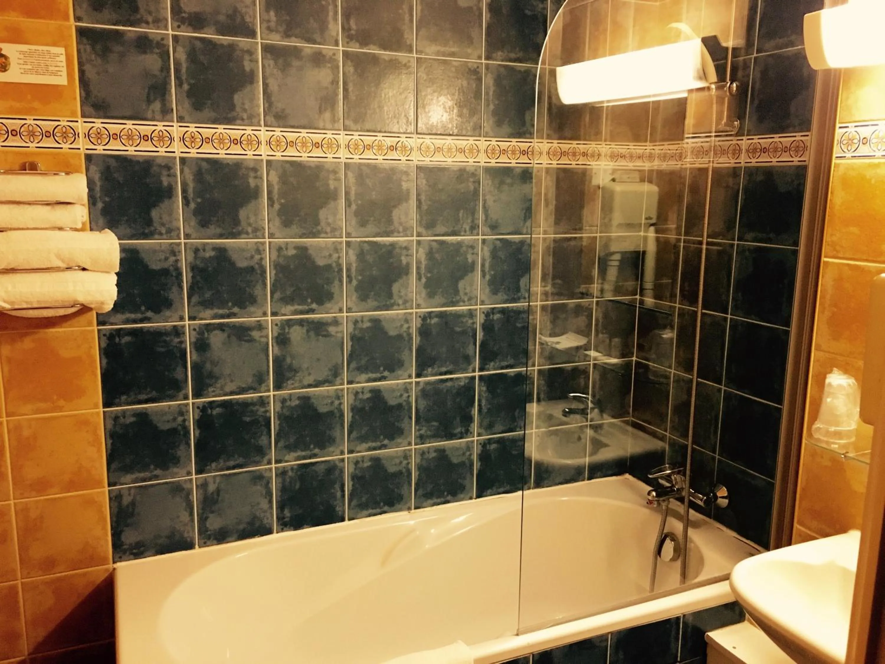 Bathroom in Hôtel Bosquet Pau Centre - Self Check In Budget Hotel