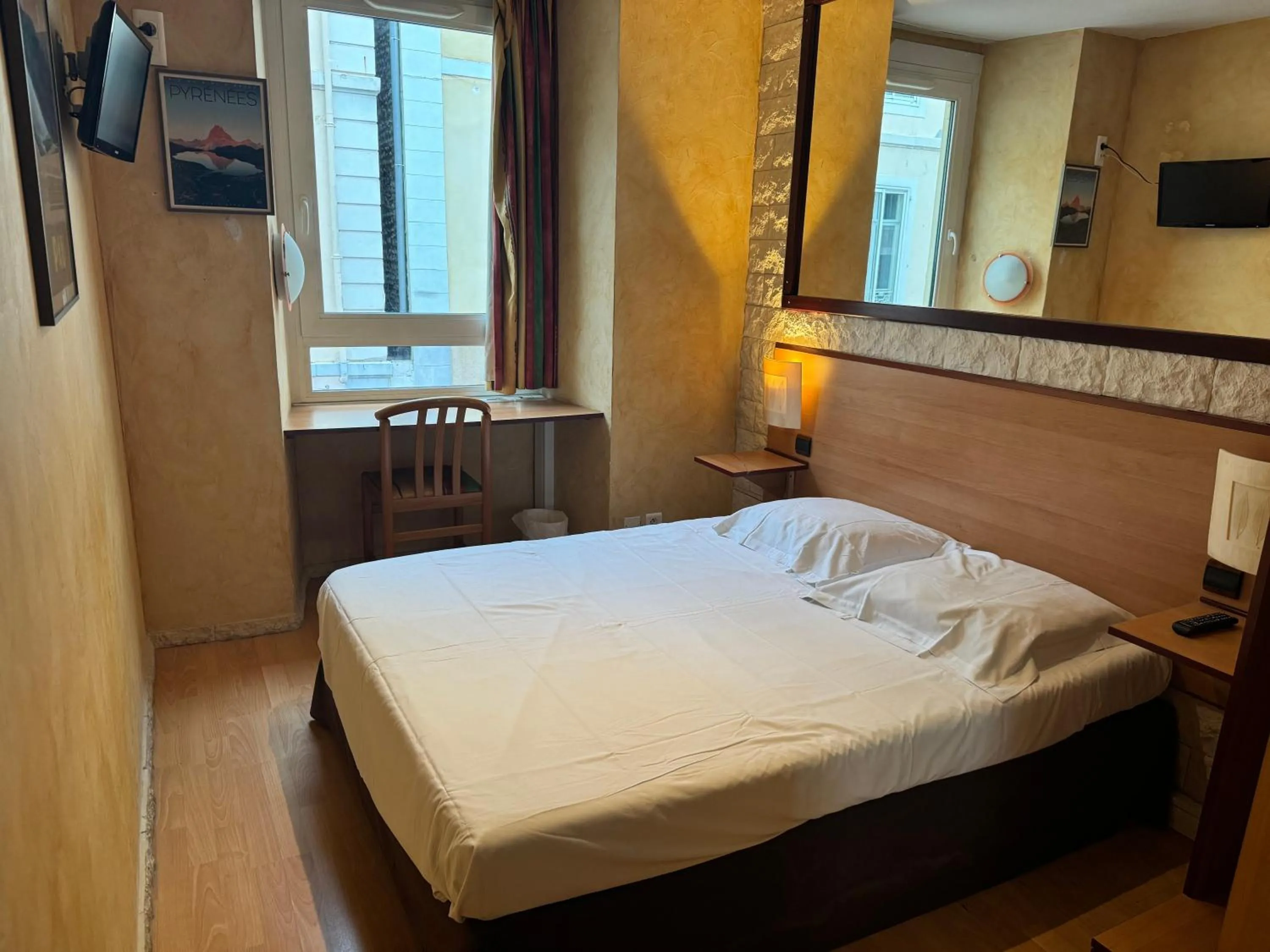 Photo of the whole room, Bed in Hôtel Bosquet Pau Centre - Self Check In Budget Hotel