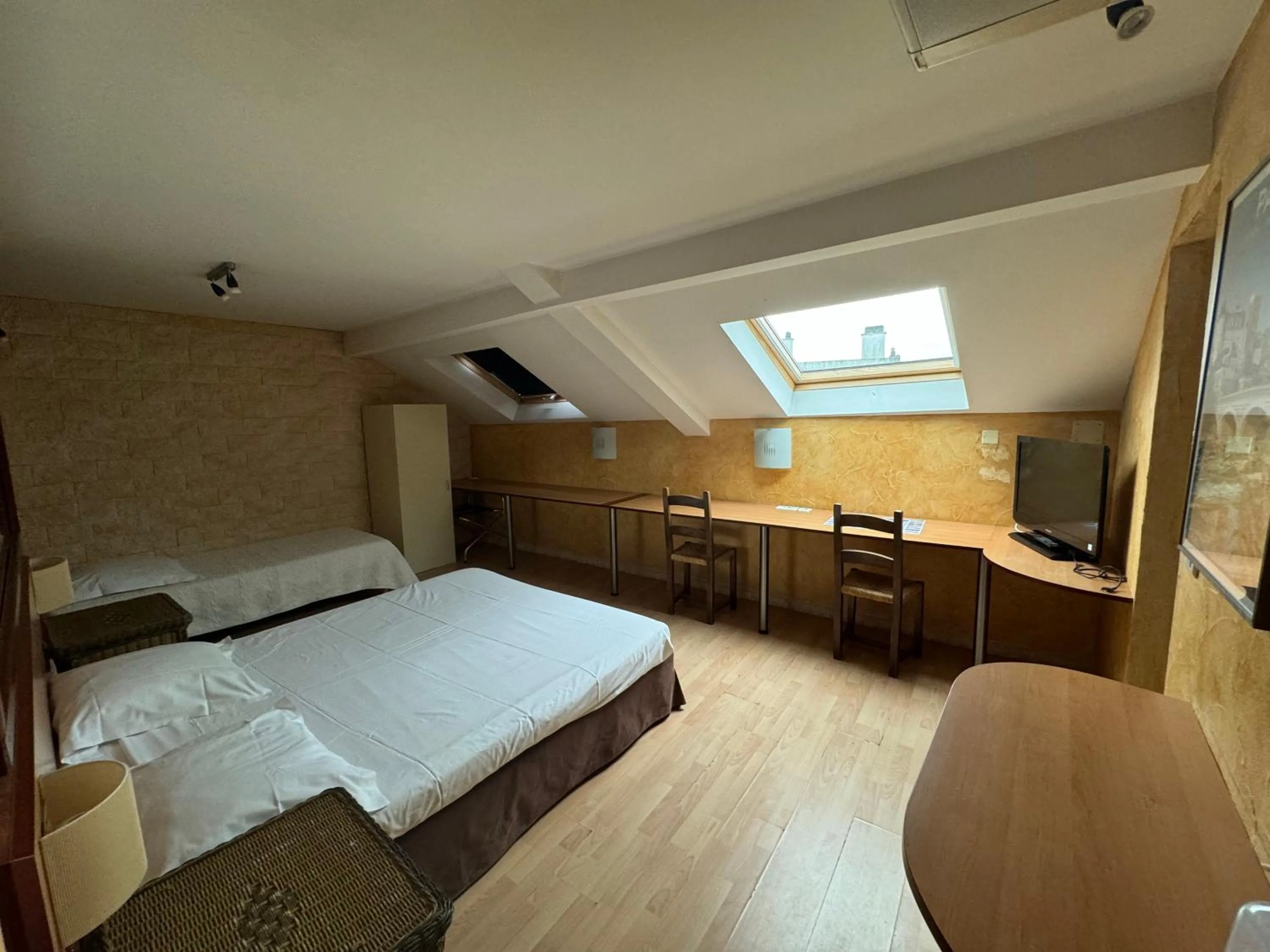 Photo of the whole room, Bed in Hôtel Bosquet Pau Centre - Self Check In Budget Hotel