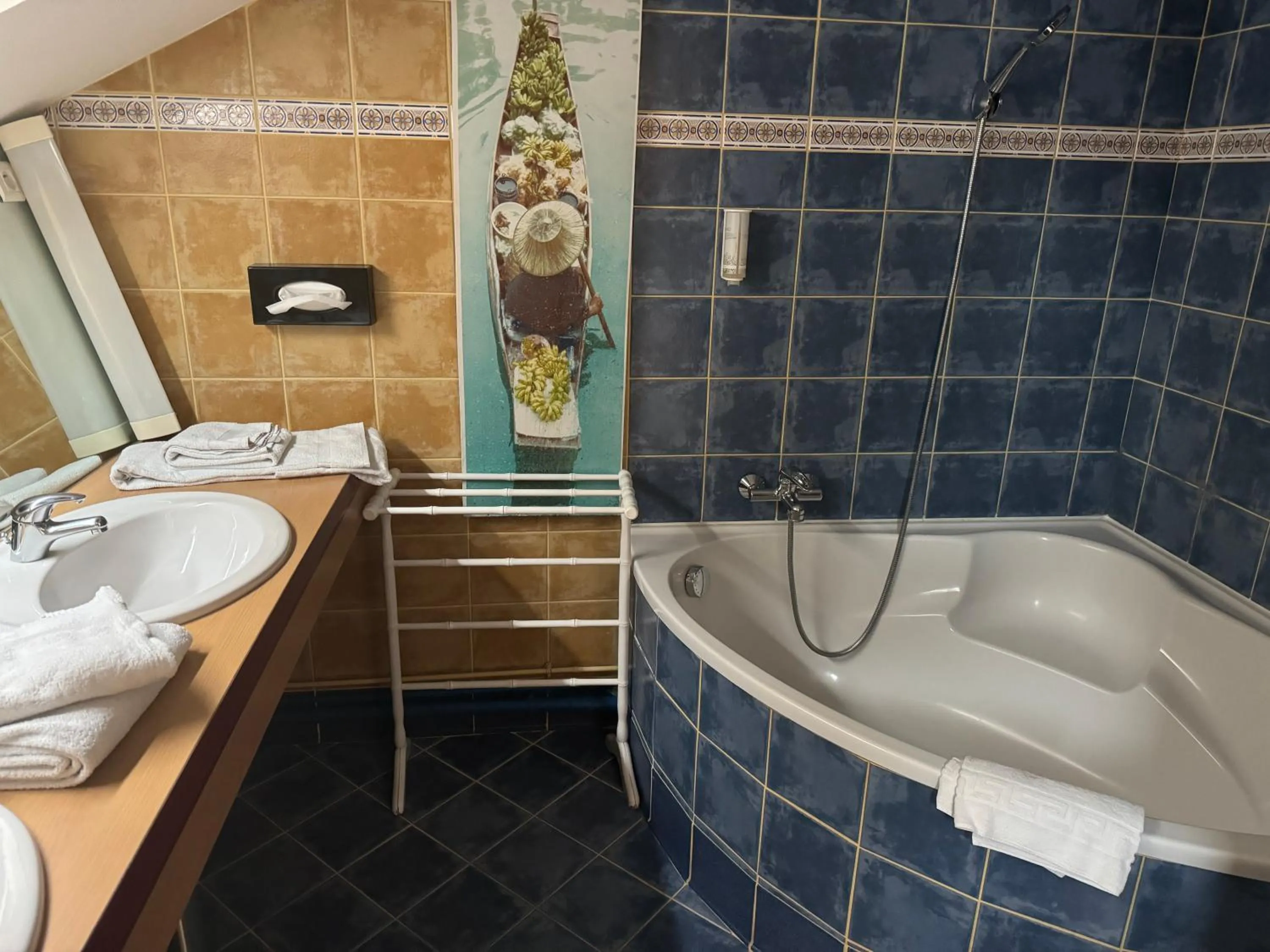 Hot Tub in Hôtel Bosquet Pau Centre - Self Check In Budget Hotel