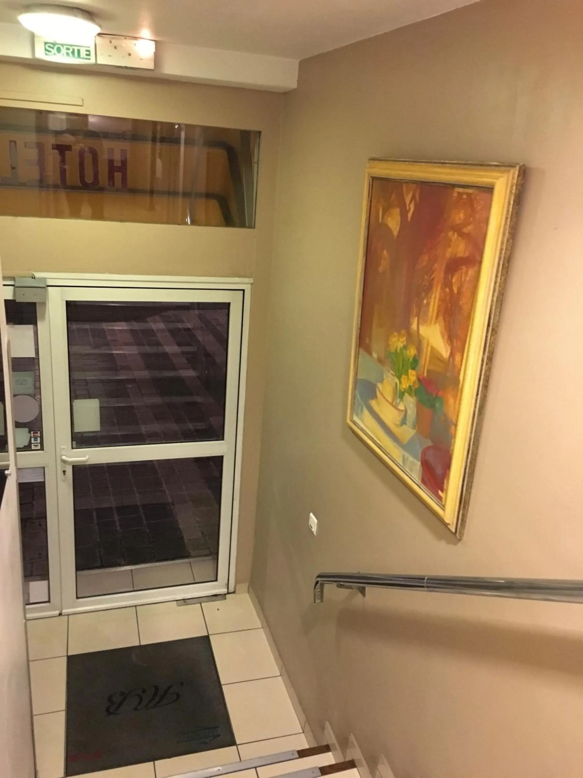 Property building in Hôtel Bosquet Pau Centre - Self Check In Budget Hotel