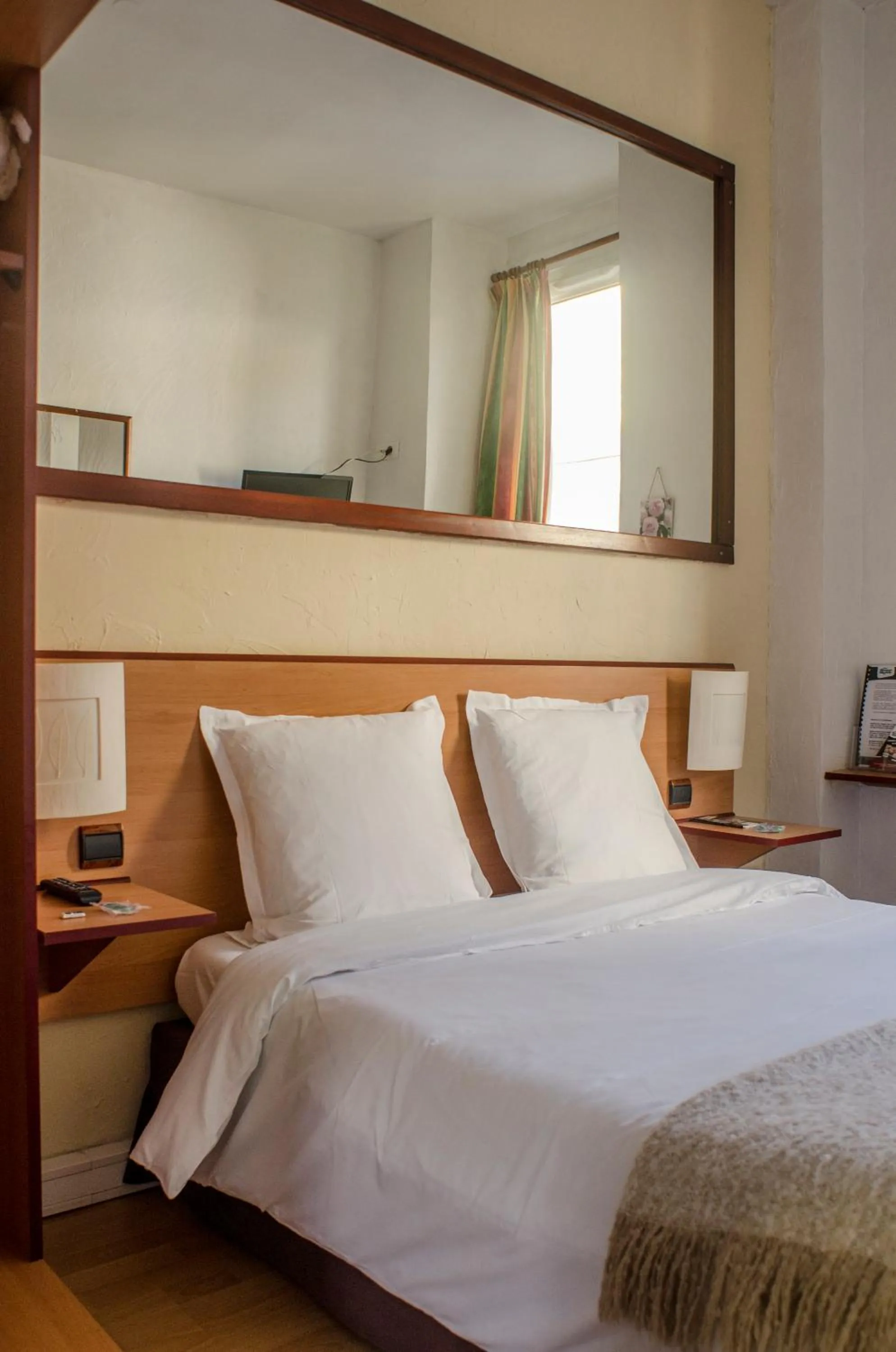 Bed in Hôtel Bosquet Pau Centre - Self Check In Budget Hotel