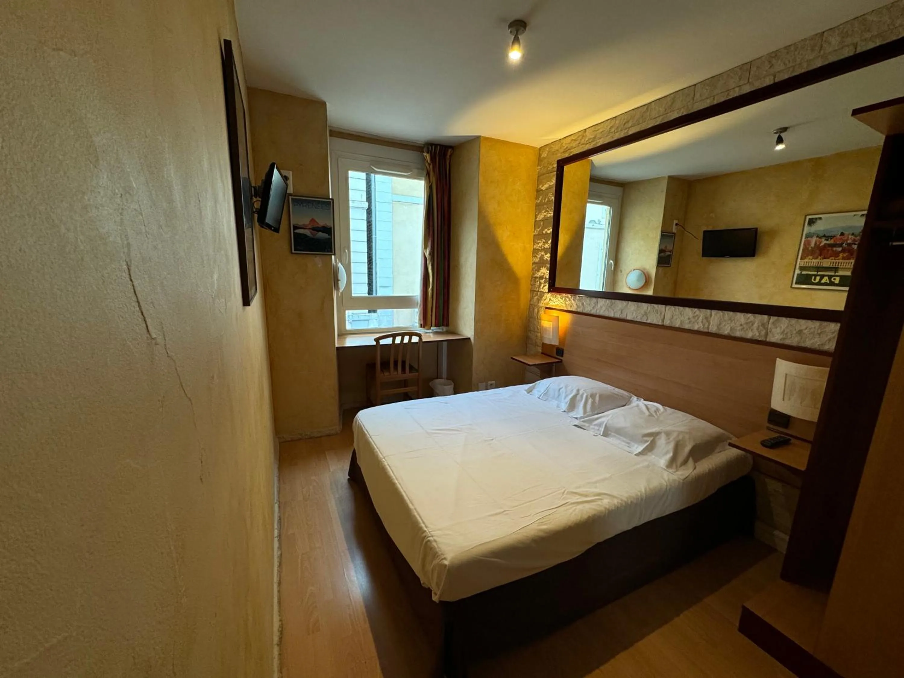 Photo of the whole room, Bed in Hôtel Bosquet Pau Centre - Self Check In Budget Hotel