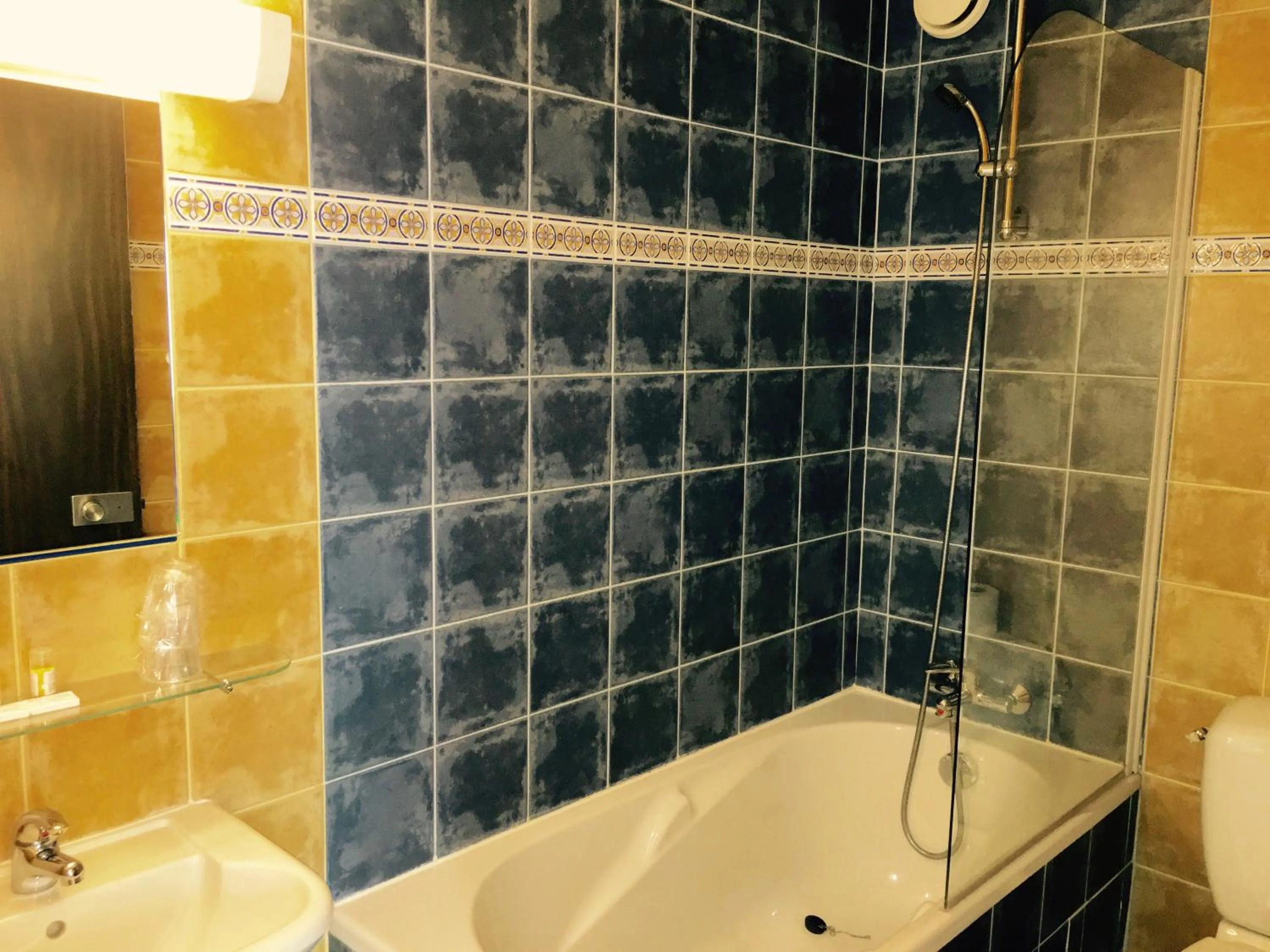 Bathroom in Hôtel Bosquet Pau Centre - Self Check In Budget Hotel